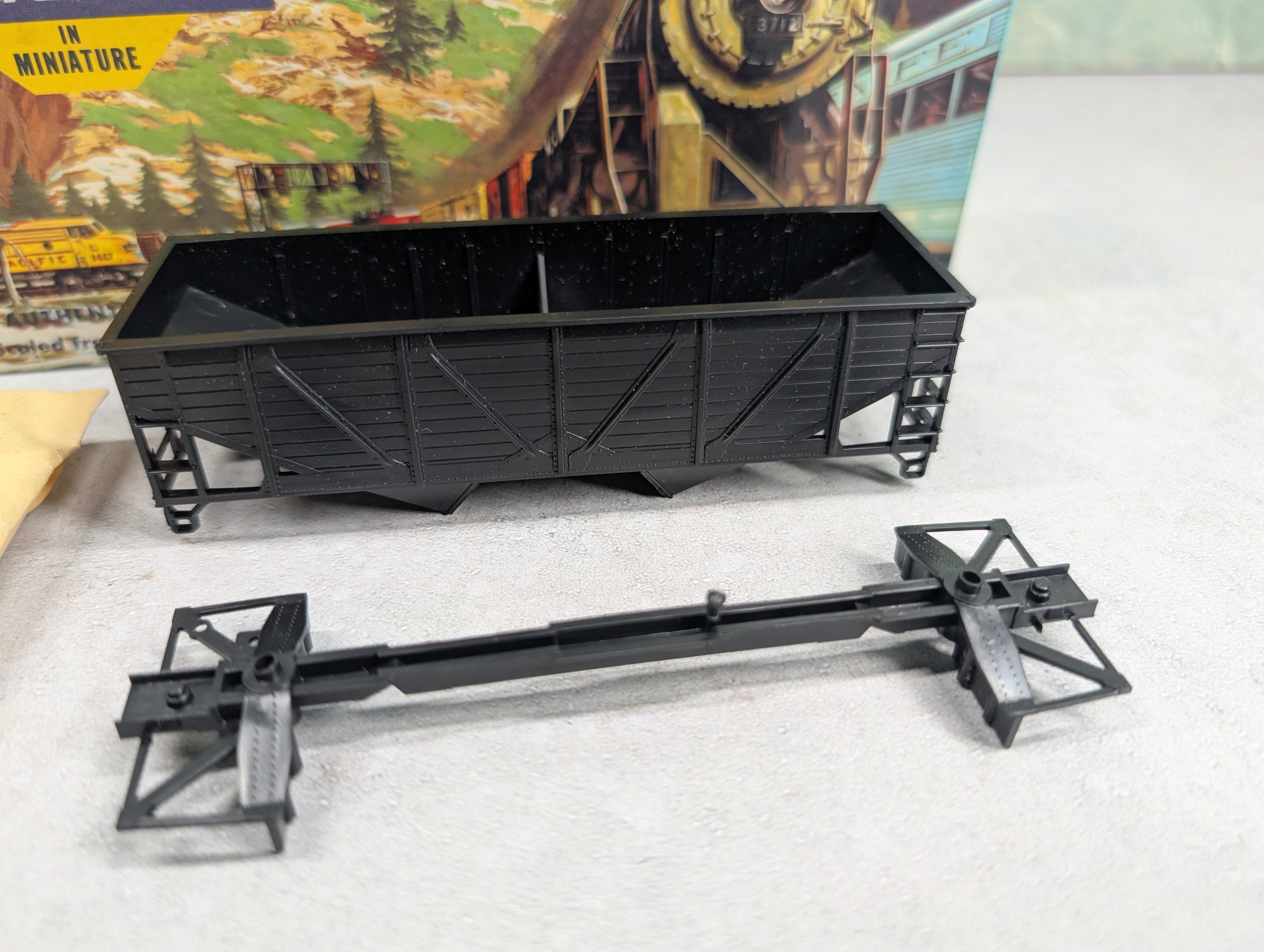 USED Athearn 5420 HO Scale 34' Composite Side Hopper Undecorated KIT