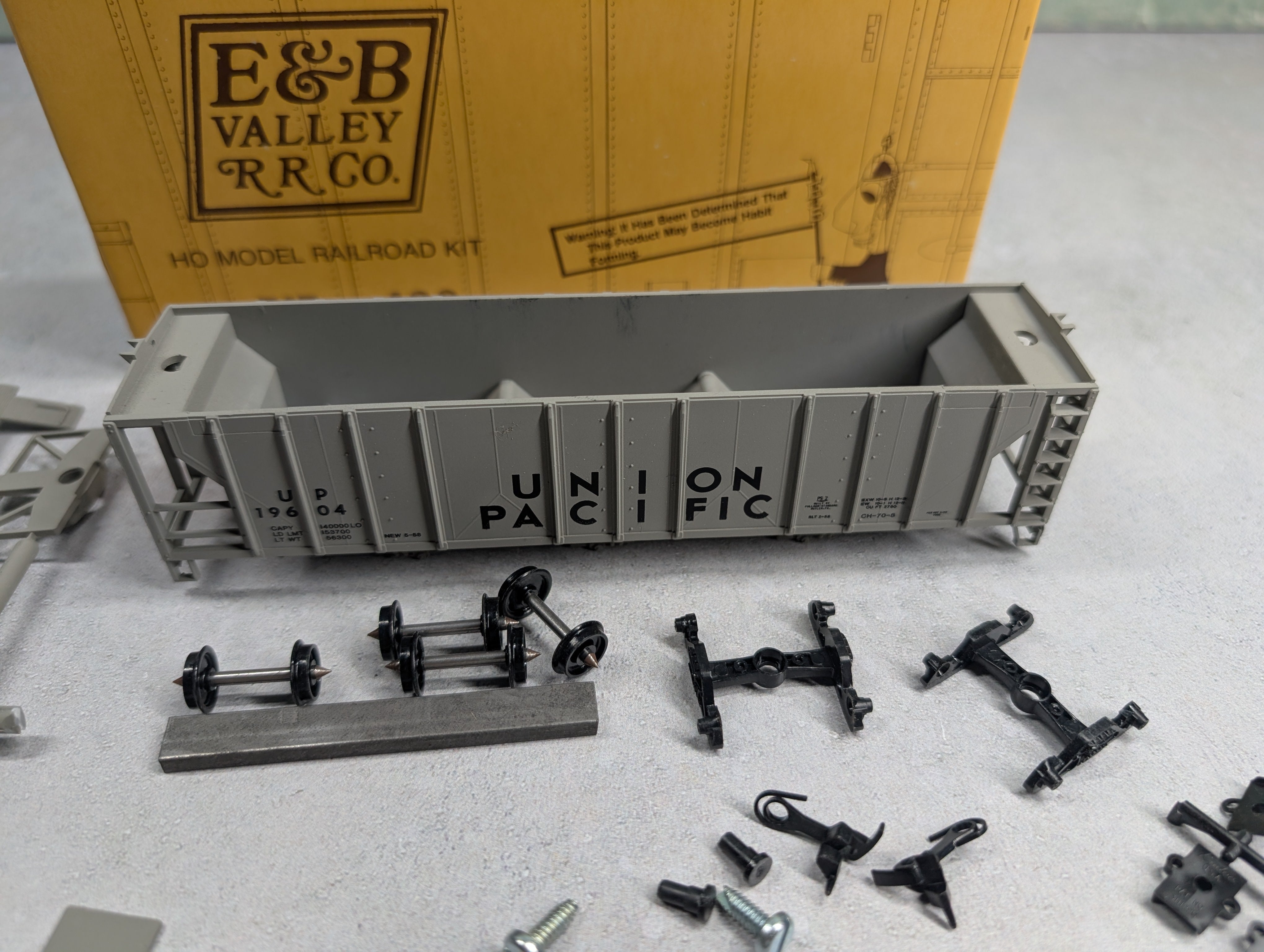 USED E&B Valley 6804 HO Scale Covered Hopper Union Pacific UP KIT