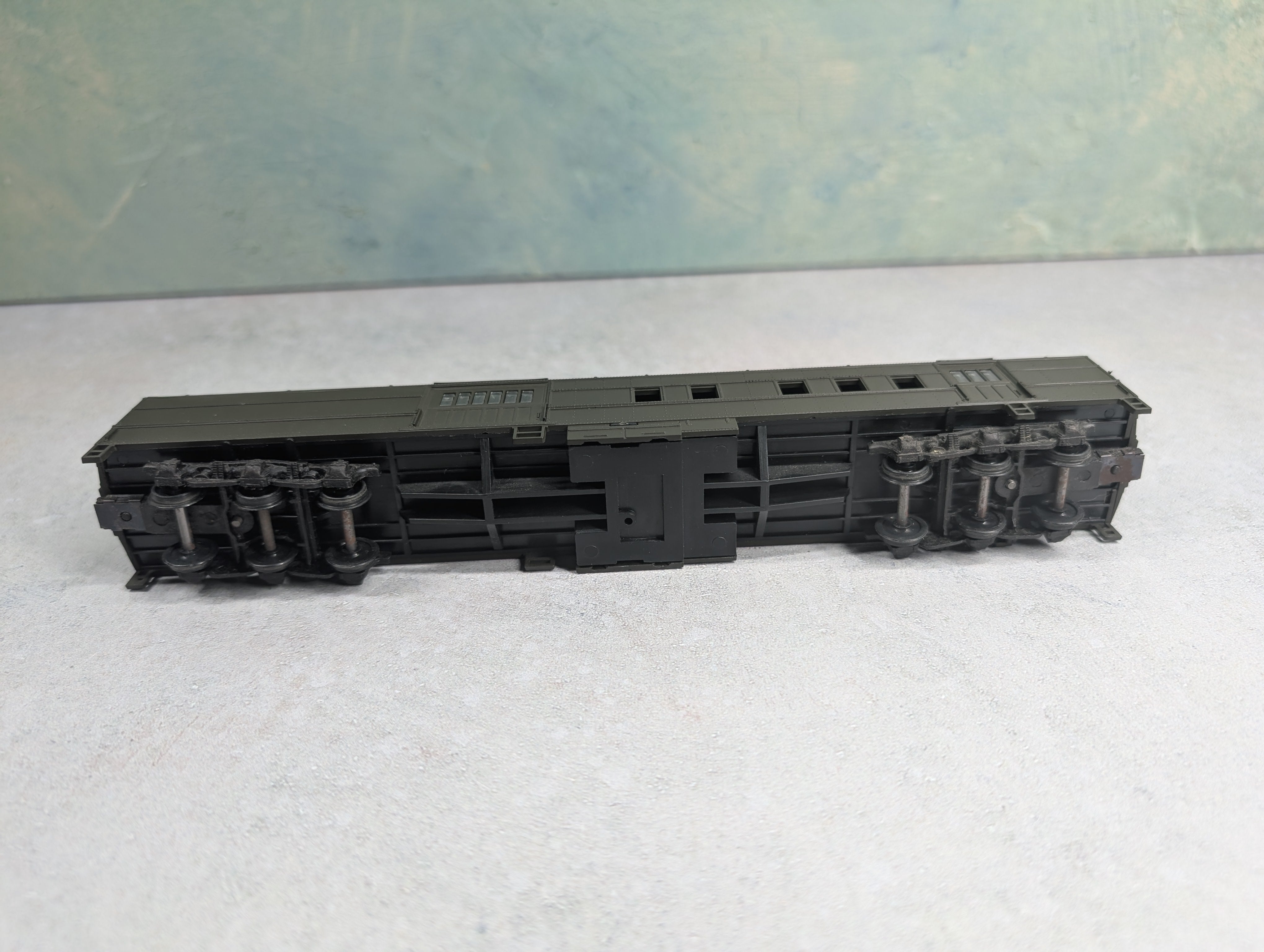 USED Athearn HO Scale Combine Passenger Car Undecorated Green