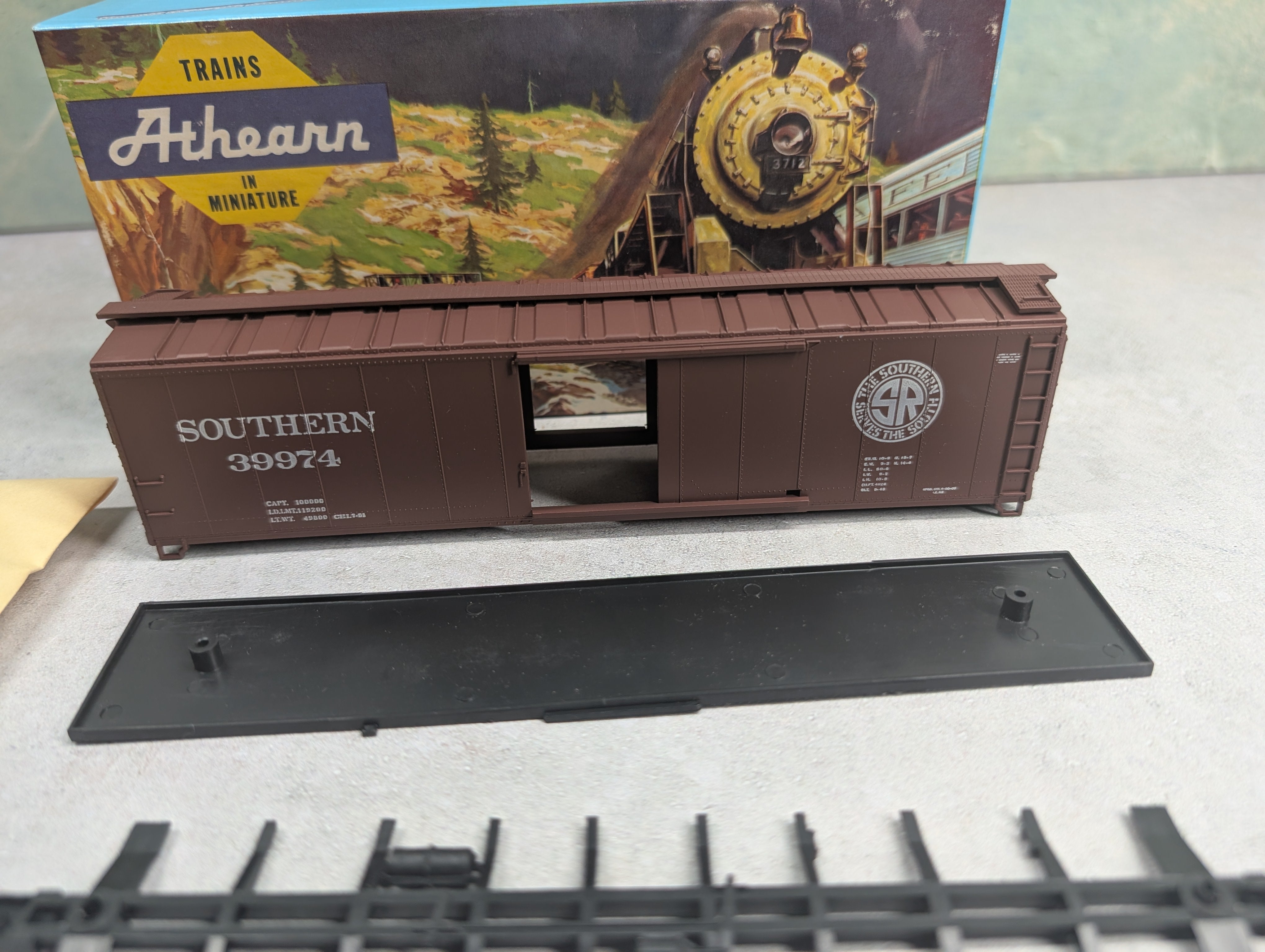 USED Athearn 5060 HO Scale 50' SD Box Car Southern #39974 KIT