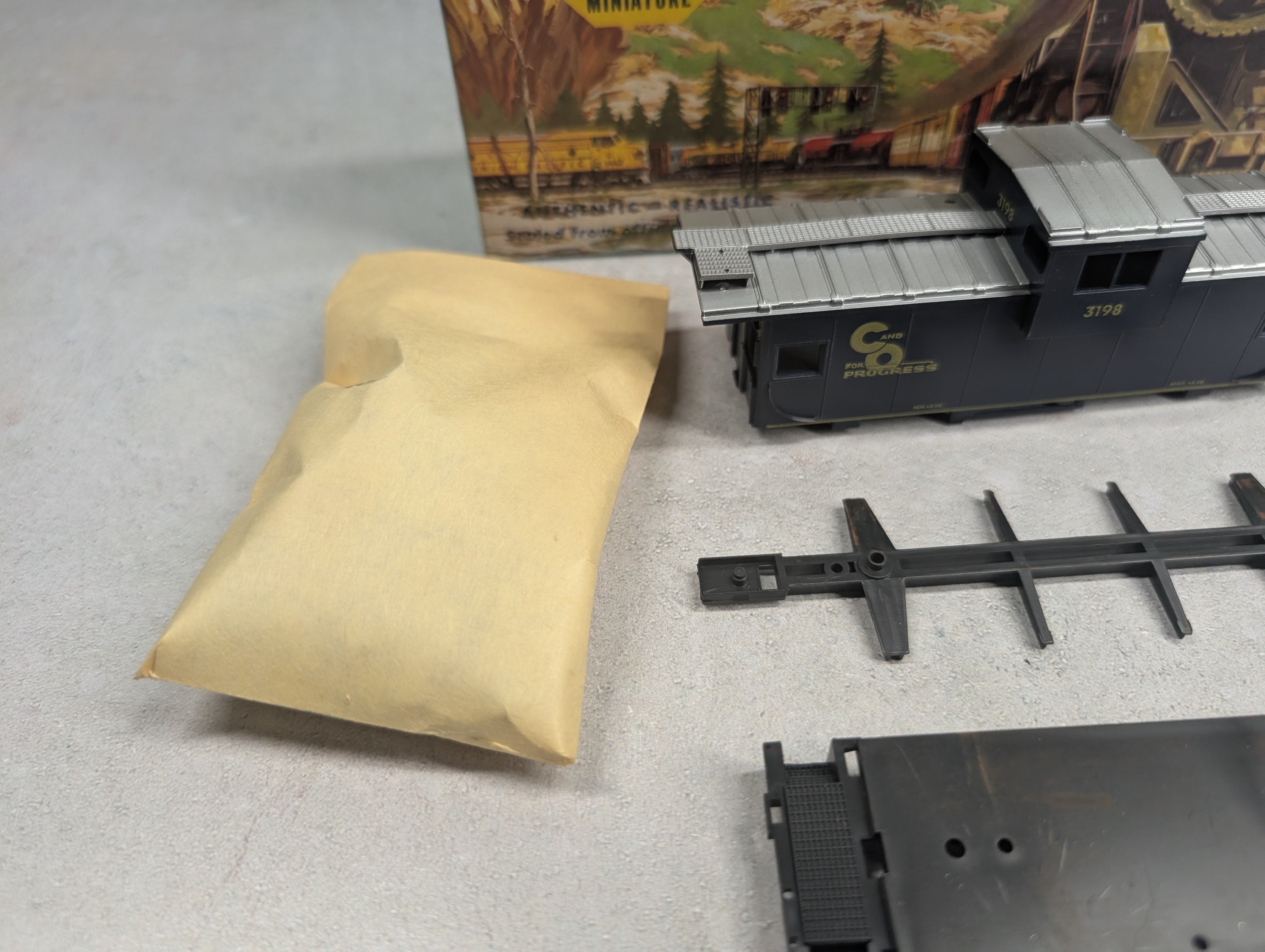 USED Athearn 5362 HO Scale Wide Vision Caboose Chesapeake and Ohio C&O #3198 KIT