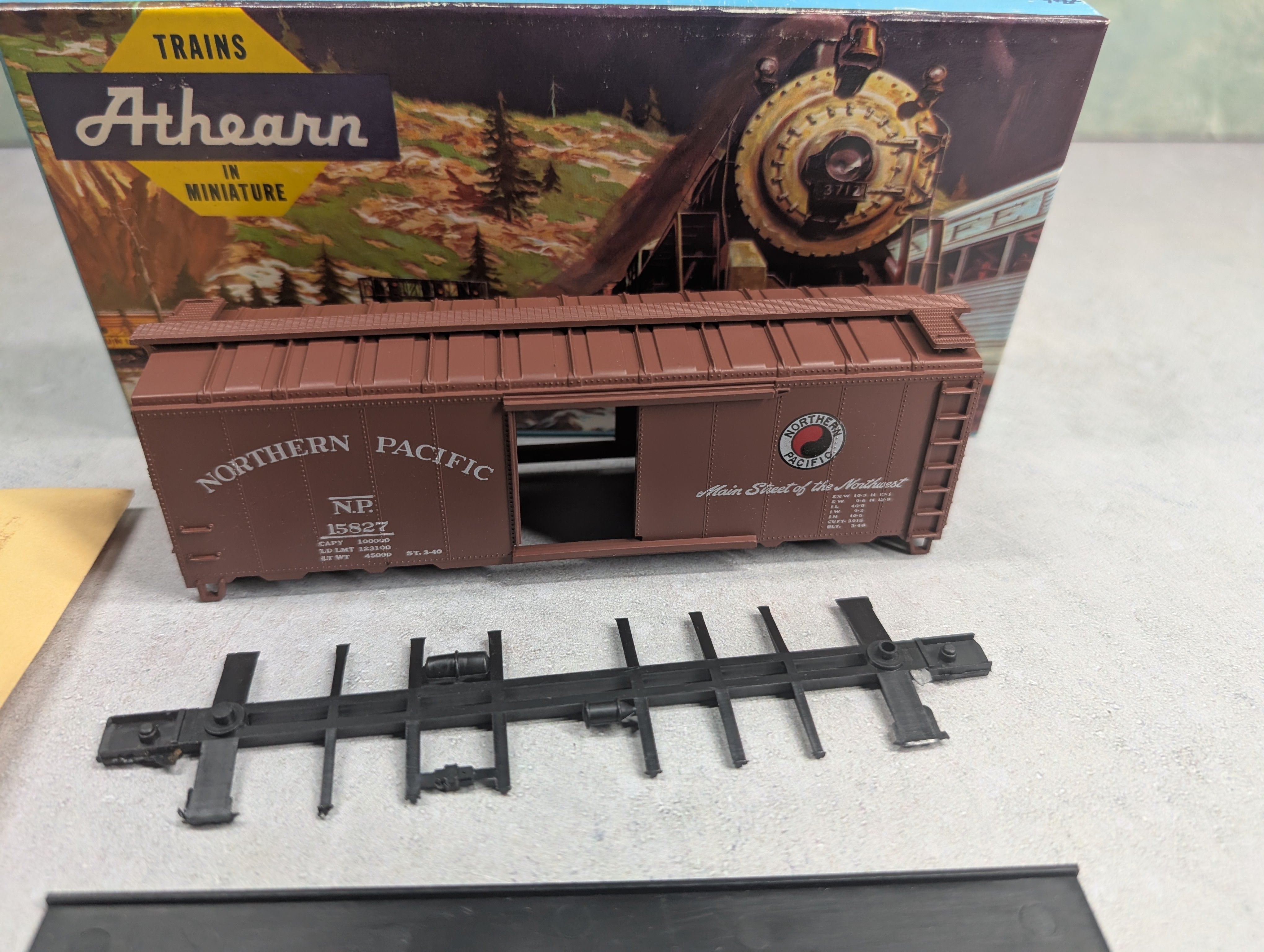 USED Athearn 5010 HO Scale 40' Box Car Northern Pacific NP #15827 KIT