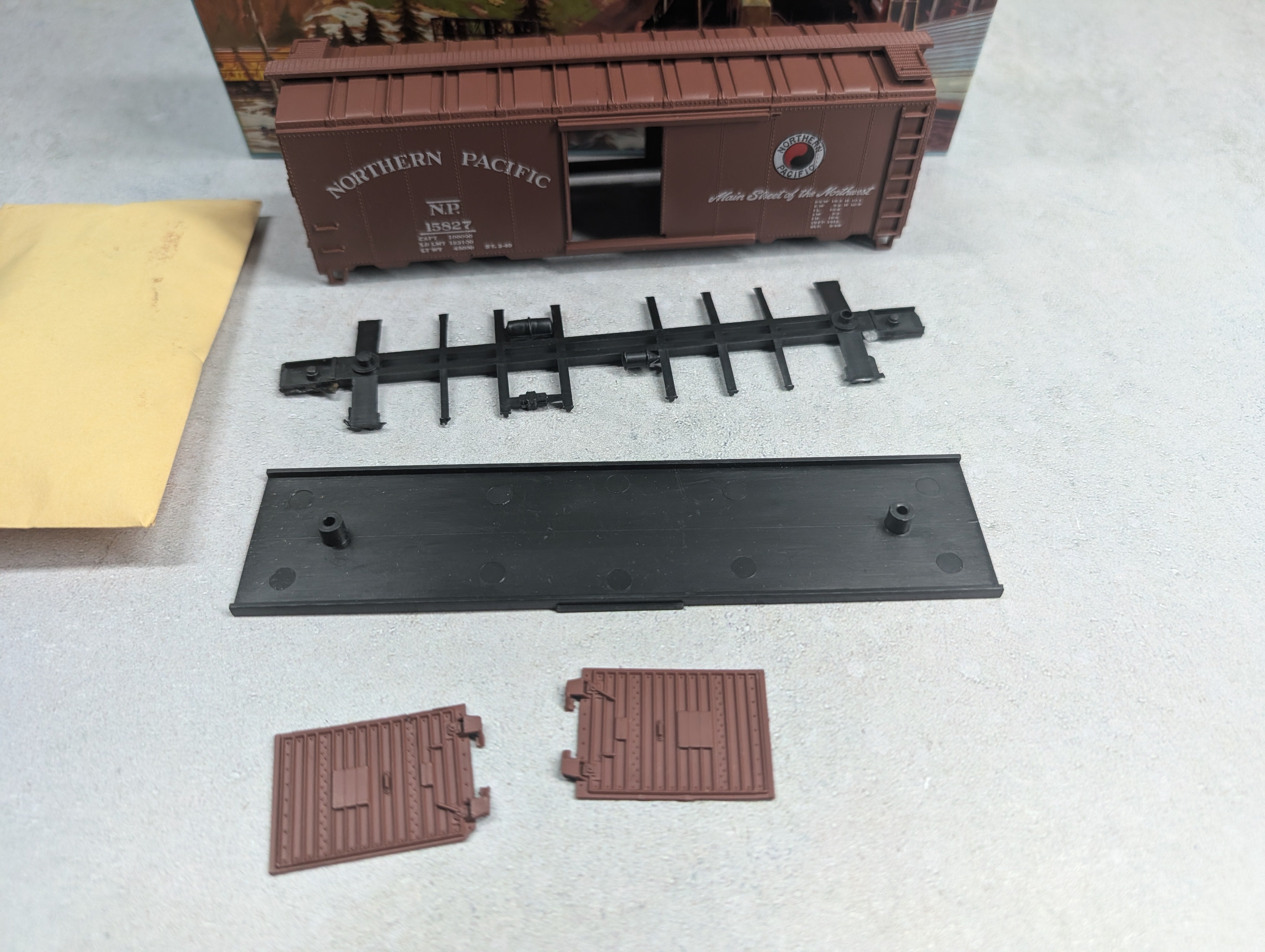 USED Athearn 5010 HO Scale 40' Box Car Northern Pacific NP #15827 KIT