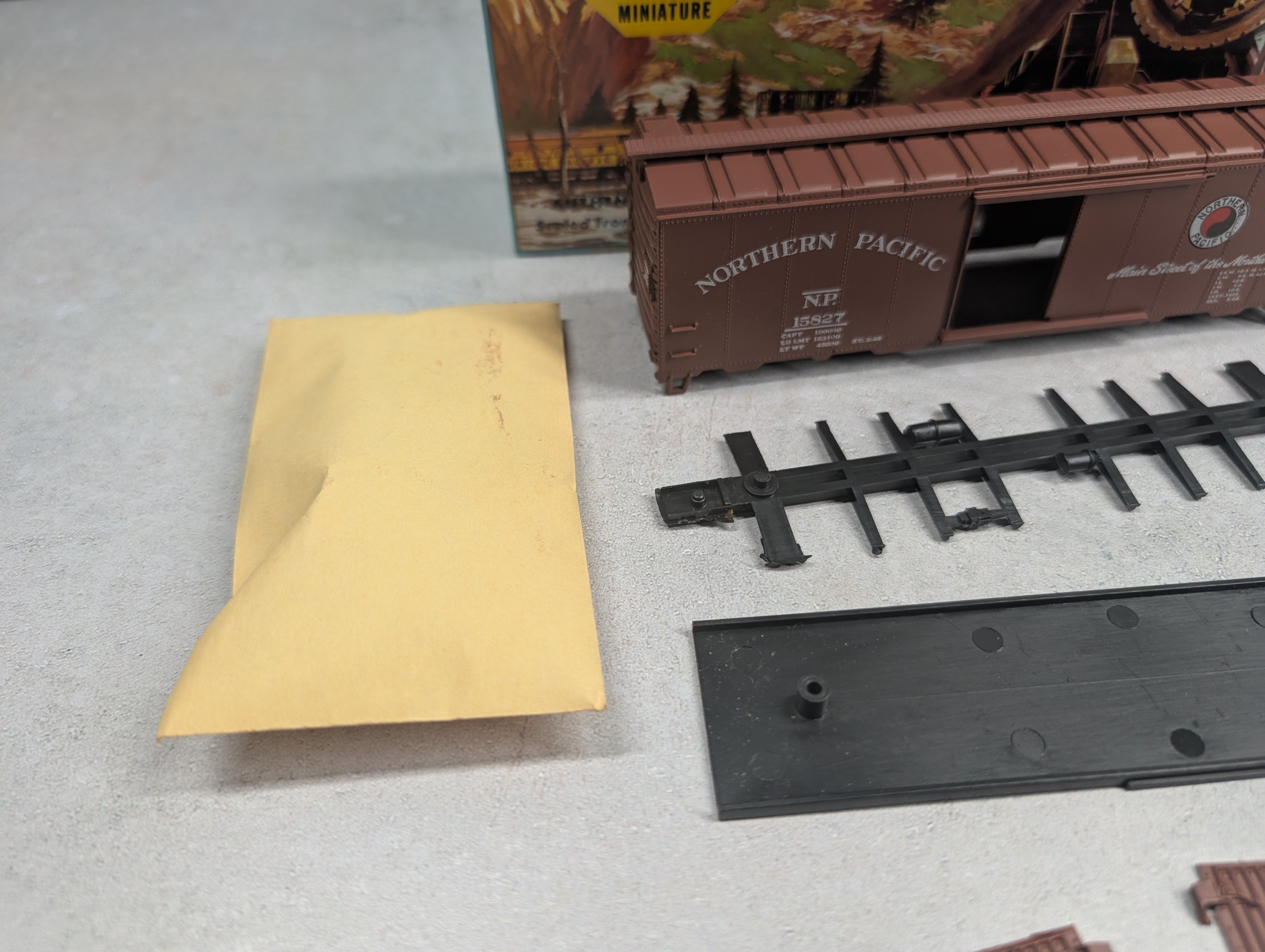 USED Athearn 5010 HO Scale 40' Box Car Northern Pacific NP #15827 KIT