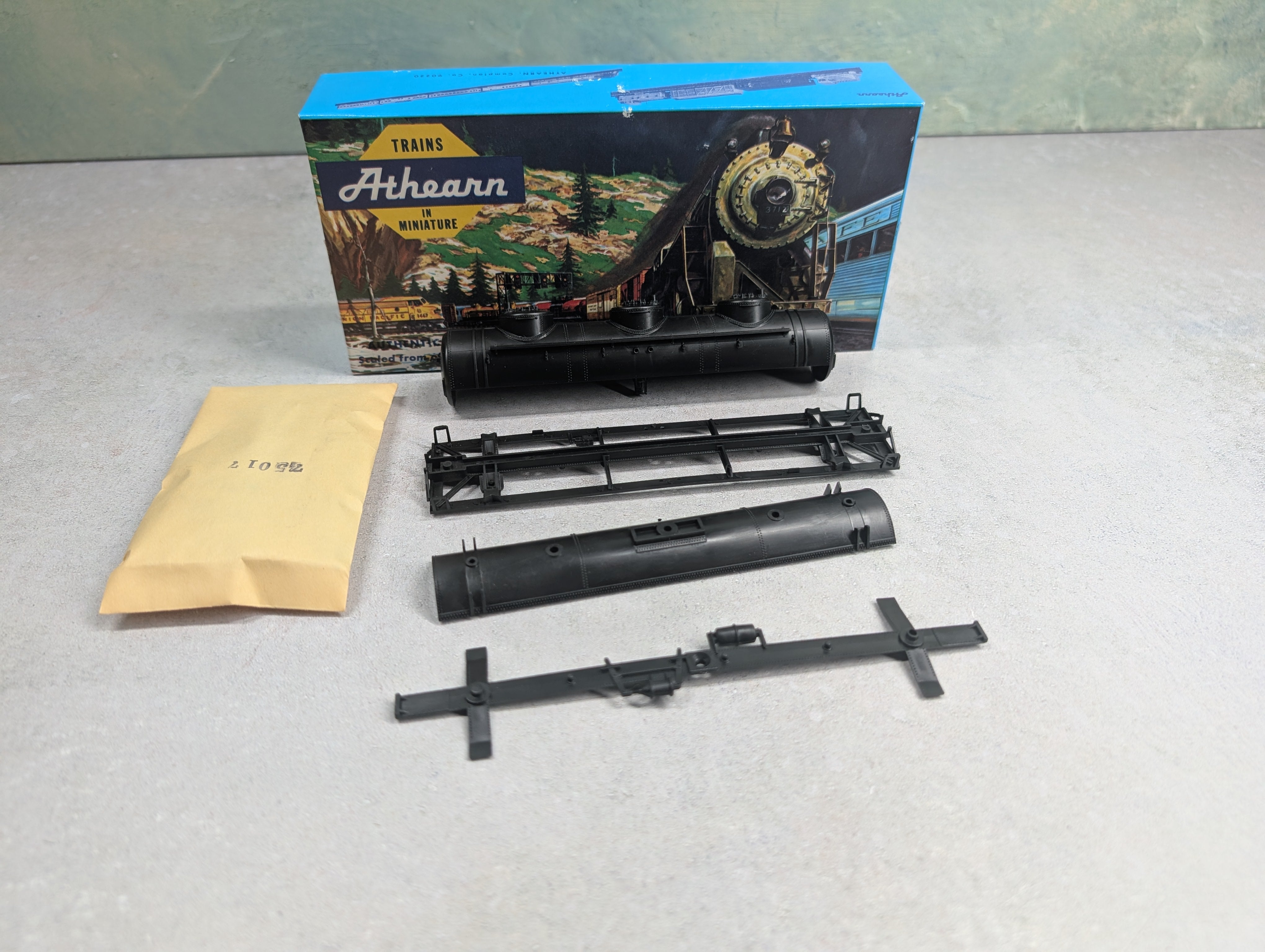 USED Athearn 1499 HO Scale 3 Dome Tank Car Undecorated Black KIT