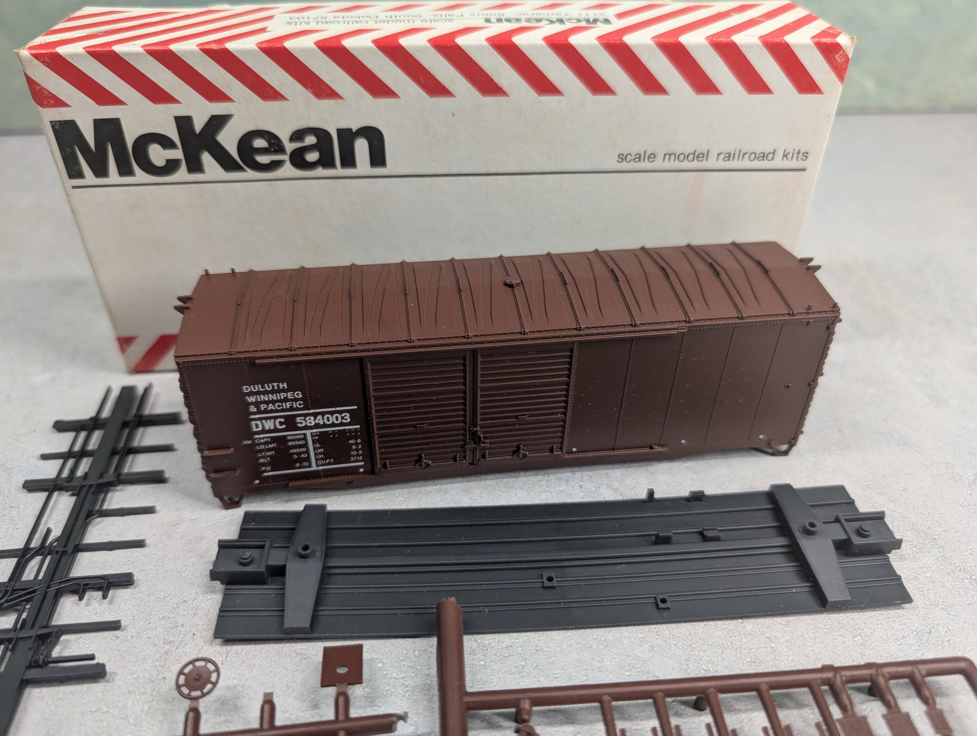 USED MCKEAN HO Scale 40' Box Car Duluth, Winnipeg and Pacific DWC #584003 KIT
