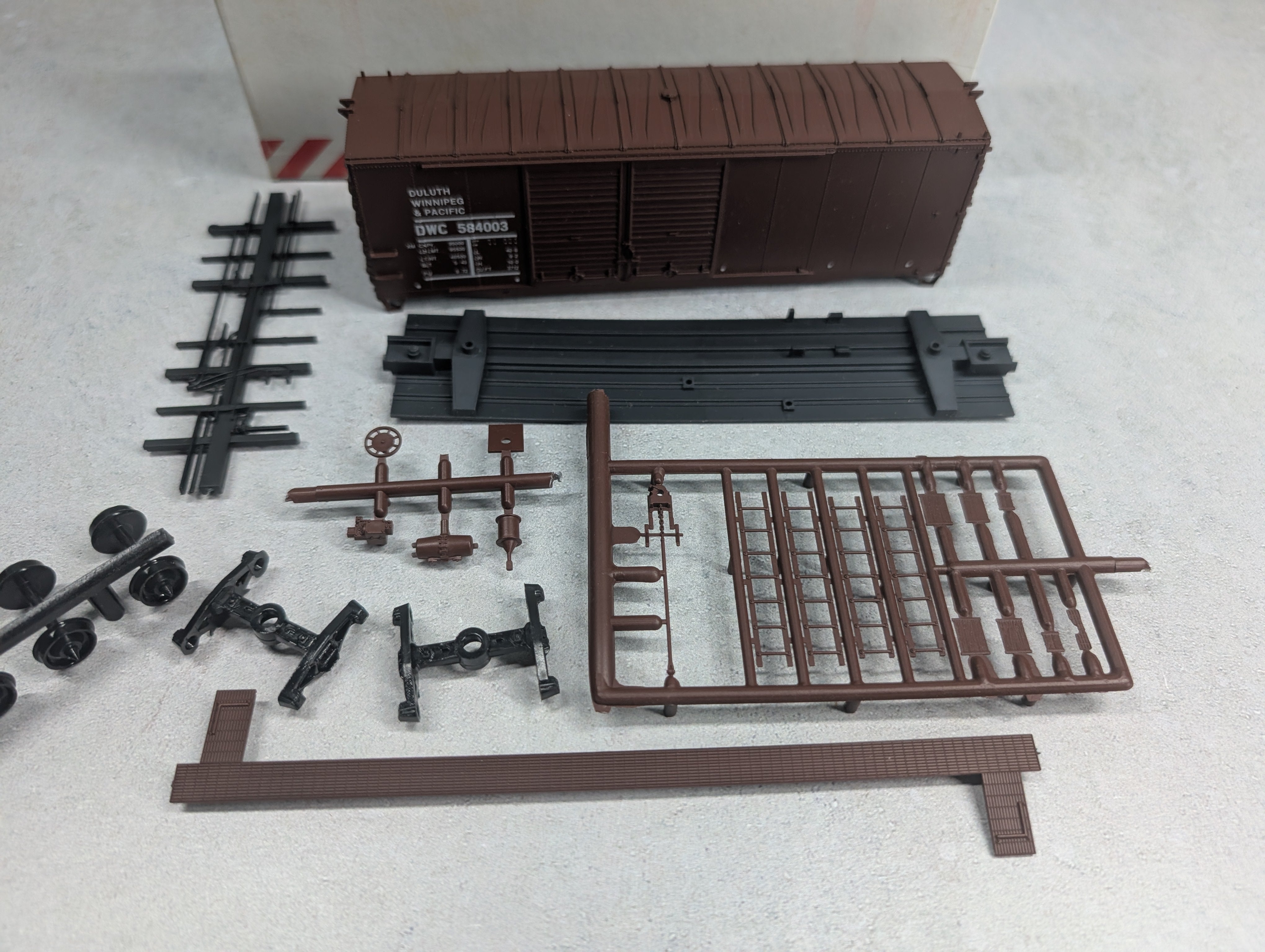USED MCKEAN HO Scale 40' Box Car Duluth, Winnipeg and Pacific DWC #584003 KIT
