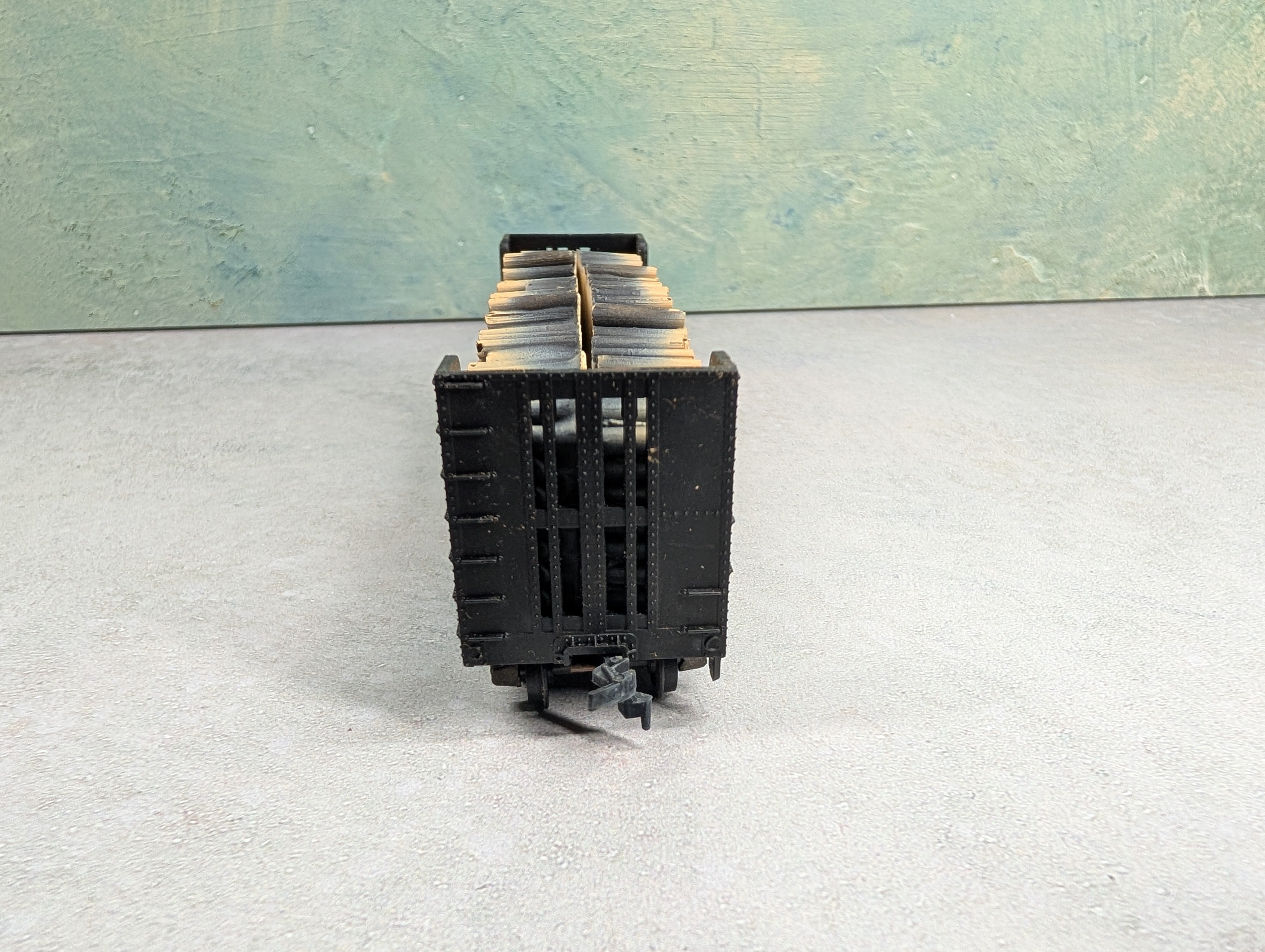 USED Athearn HO Scale Pulpwood Bulkhead Flat Car Illinois Central IC #63210 w/ Load