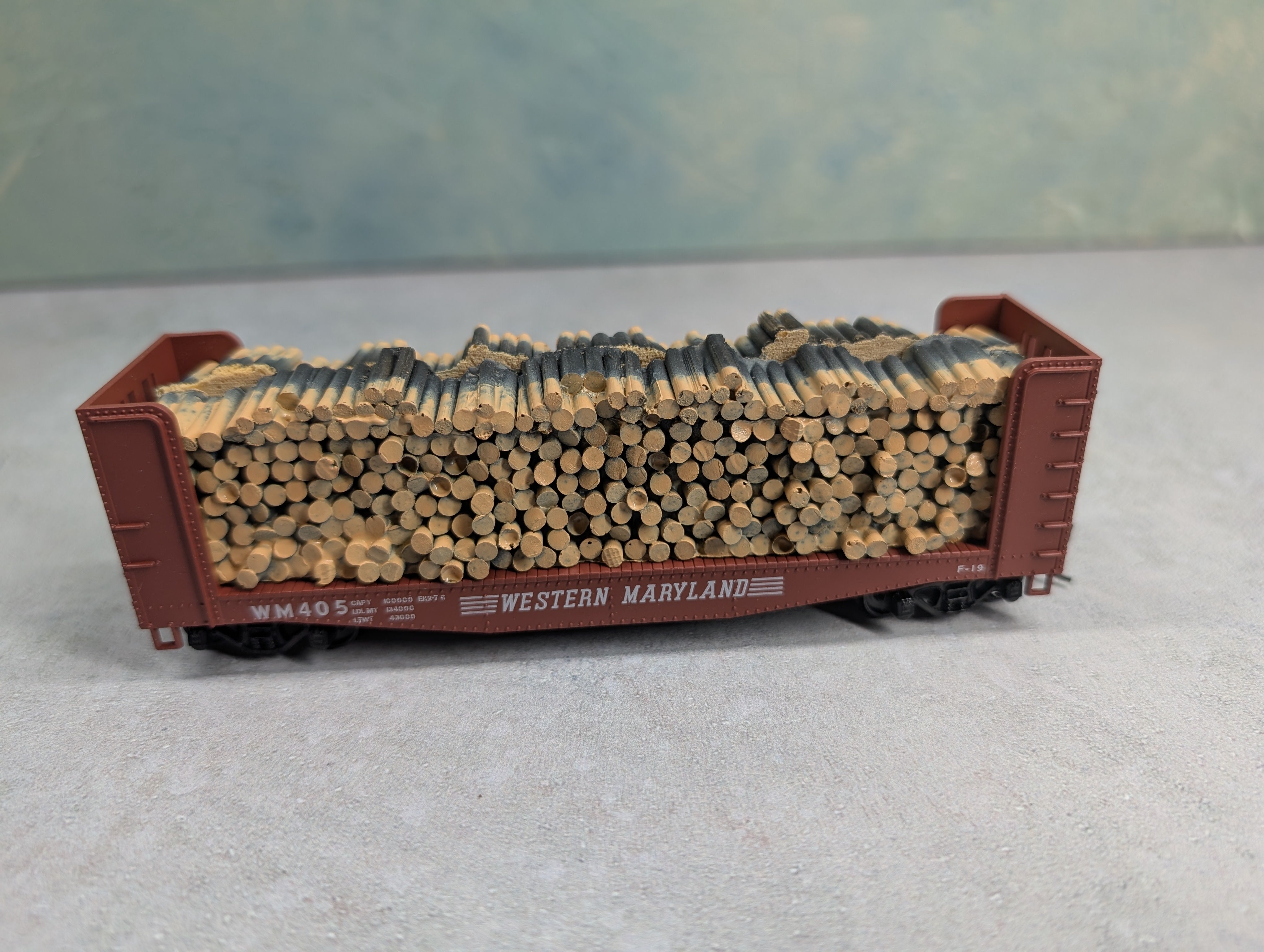 USED Athearn 1461 HO Scale Pulpwood Bulkhead Flat Car Western Maryland WM #405 w/ Load