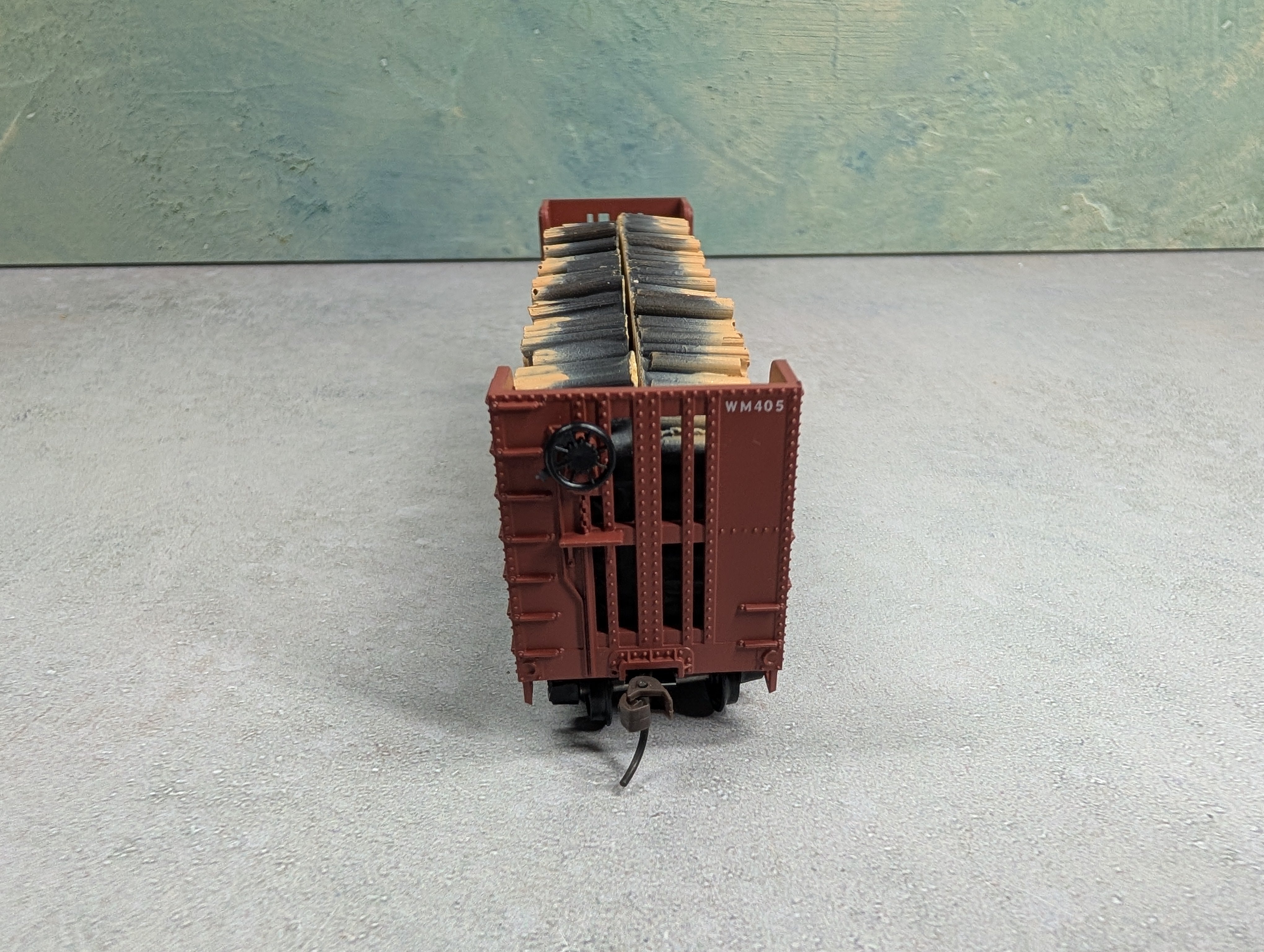 USED Athearn 1461 HO Scale Pulpwood Bulkhead Flat Car Western Maryland WM #405 w/ Load