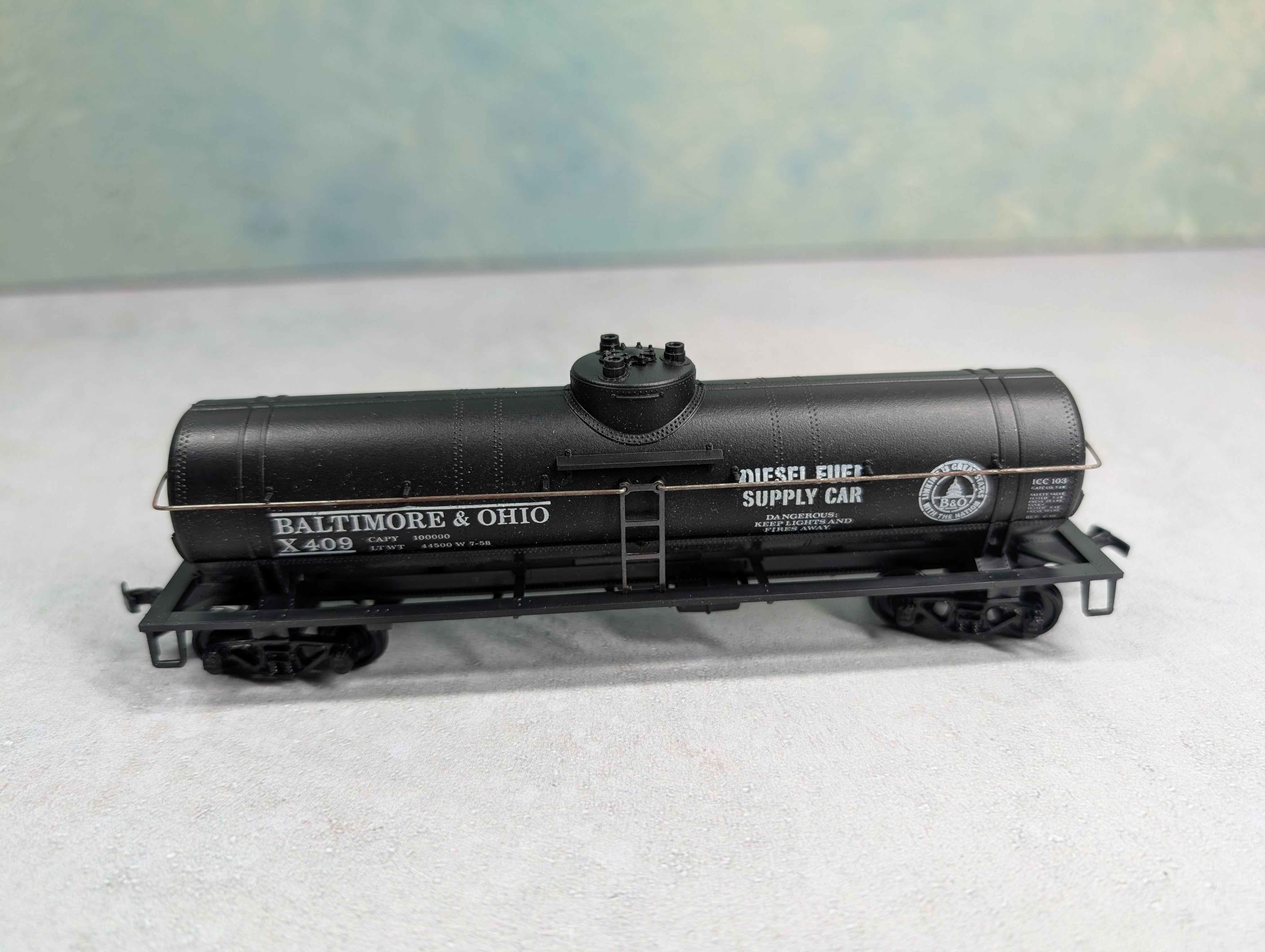 USED Athearn 1577 HO Scale Single Dome Tank Car Baltimore and Ohio #X409