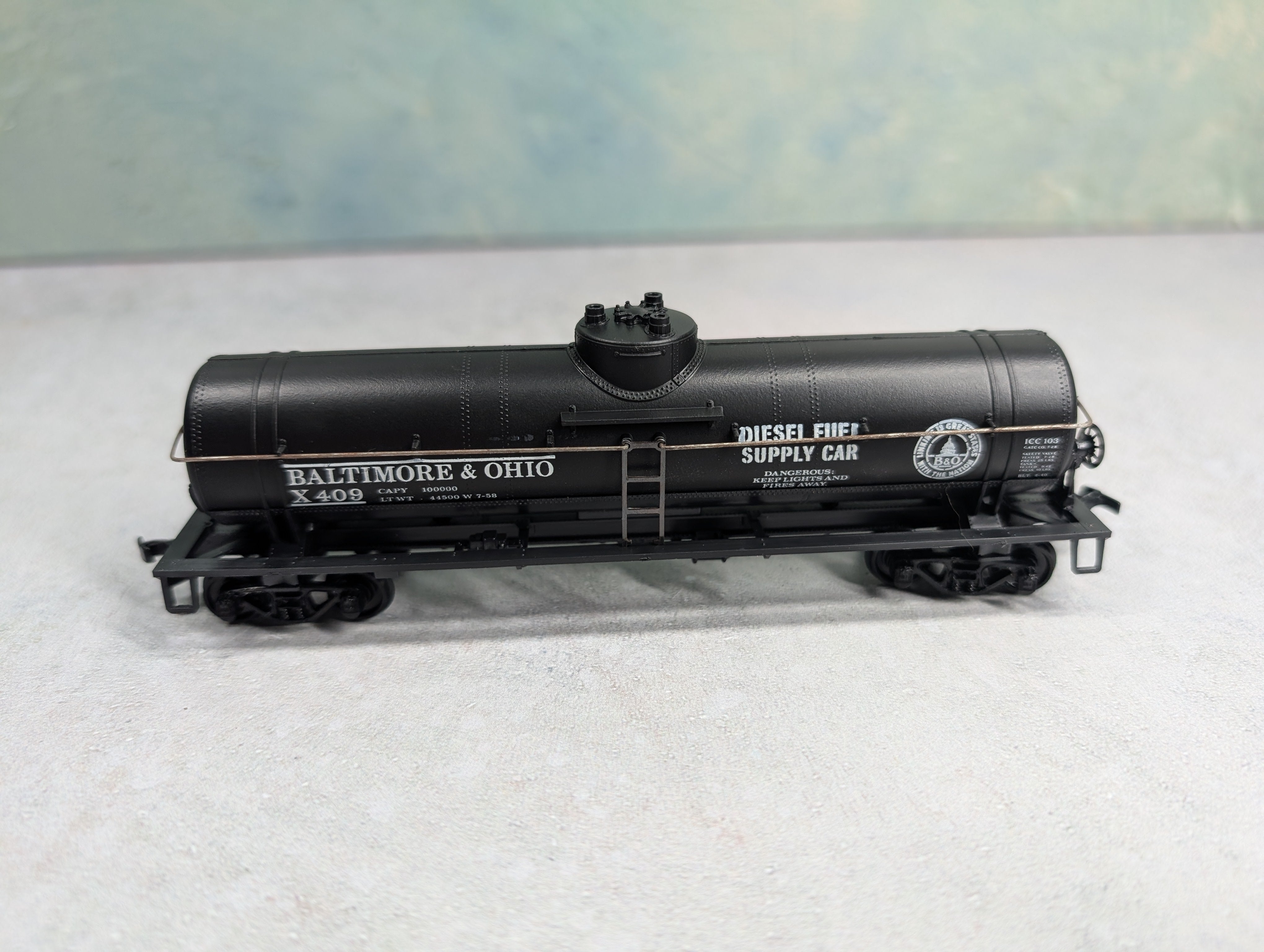 USED Athearn 1577 HO Scale Single Dome Tank Car Baltimore and Ohio #X409