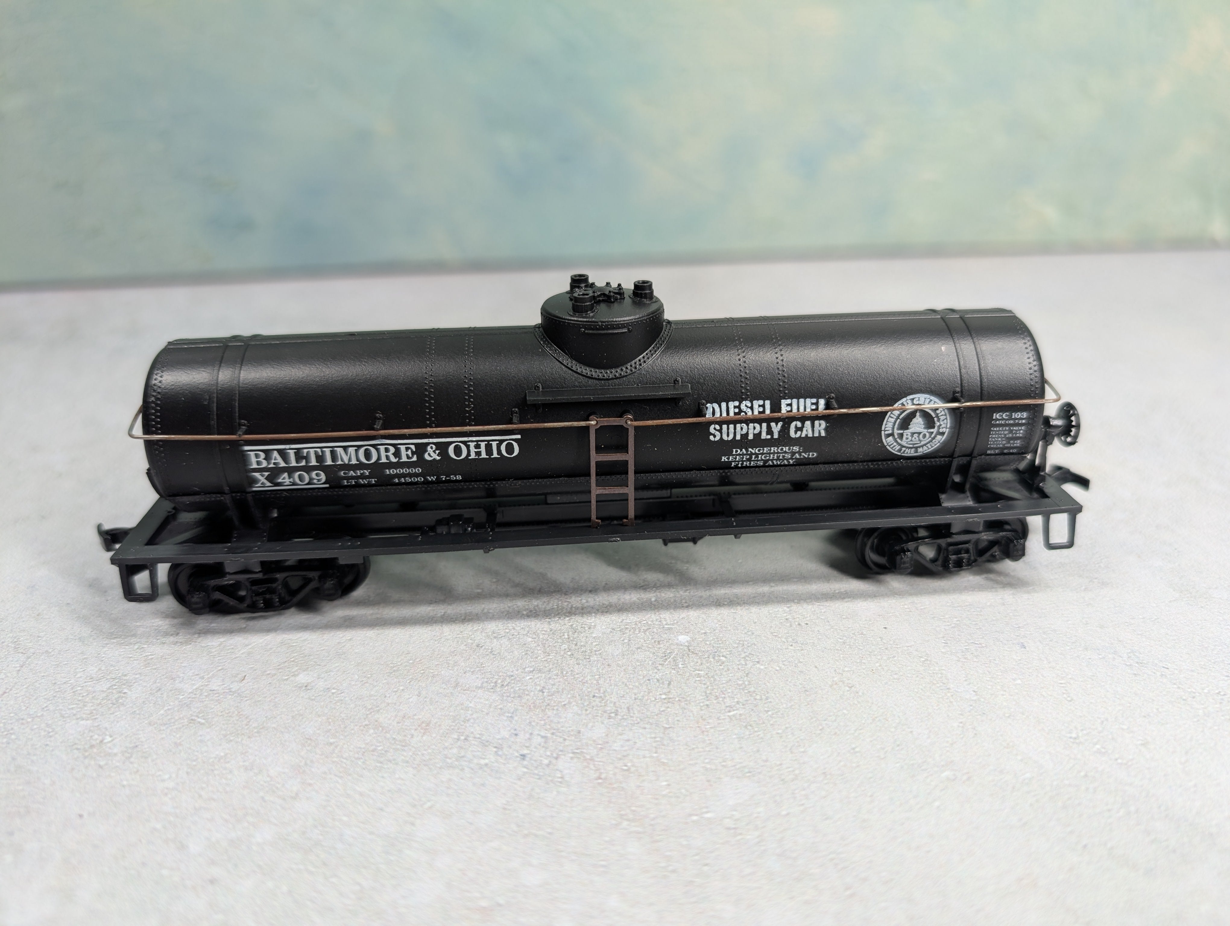 USED Athearn 1577 HO Scale Single Dome Tank Car Baltimore and Ohio #X409