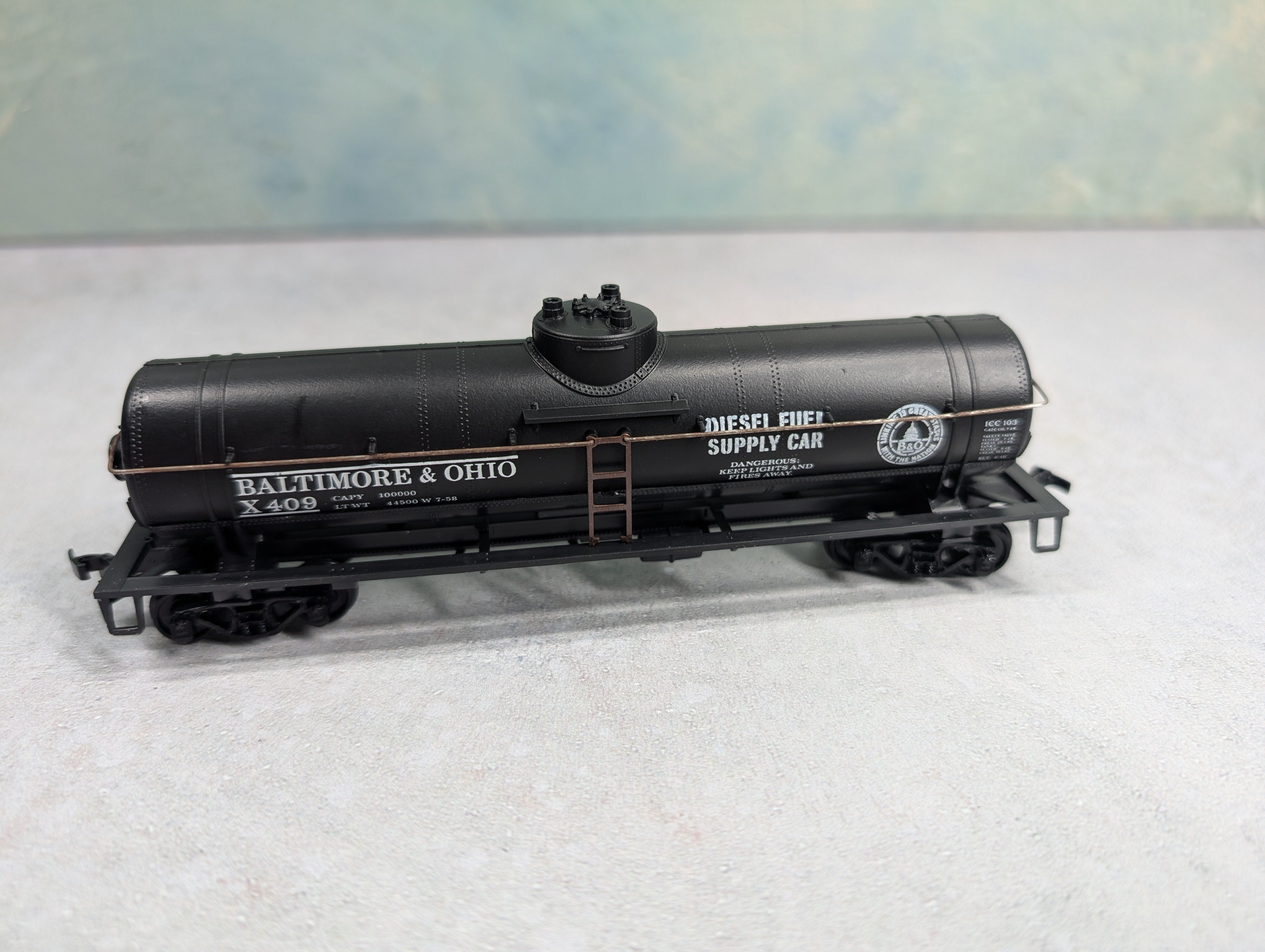 USED Athearn 1577 HO Scale Single Dome Tank Car Baltimore and Ohio #X409