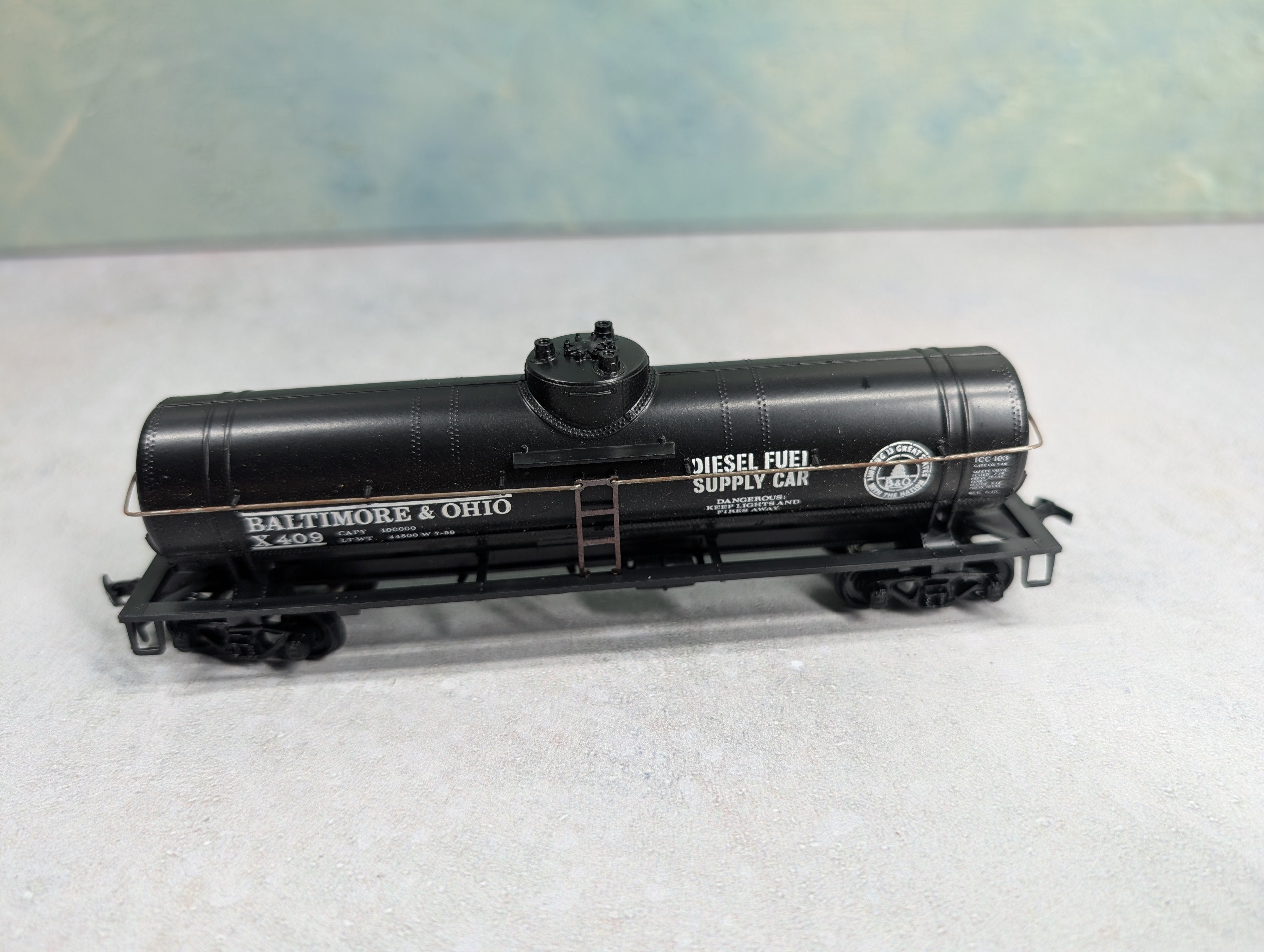 USED Athearn 1577 HO Scale Single Dome Tank Car Baltimore and Ohio #X409
