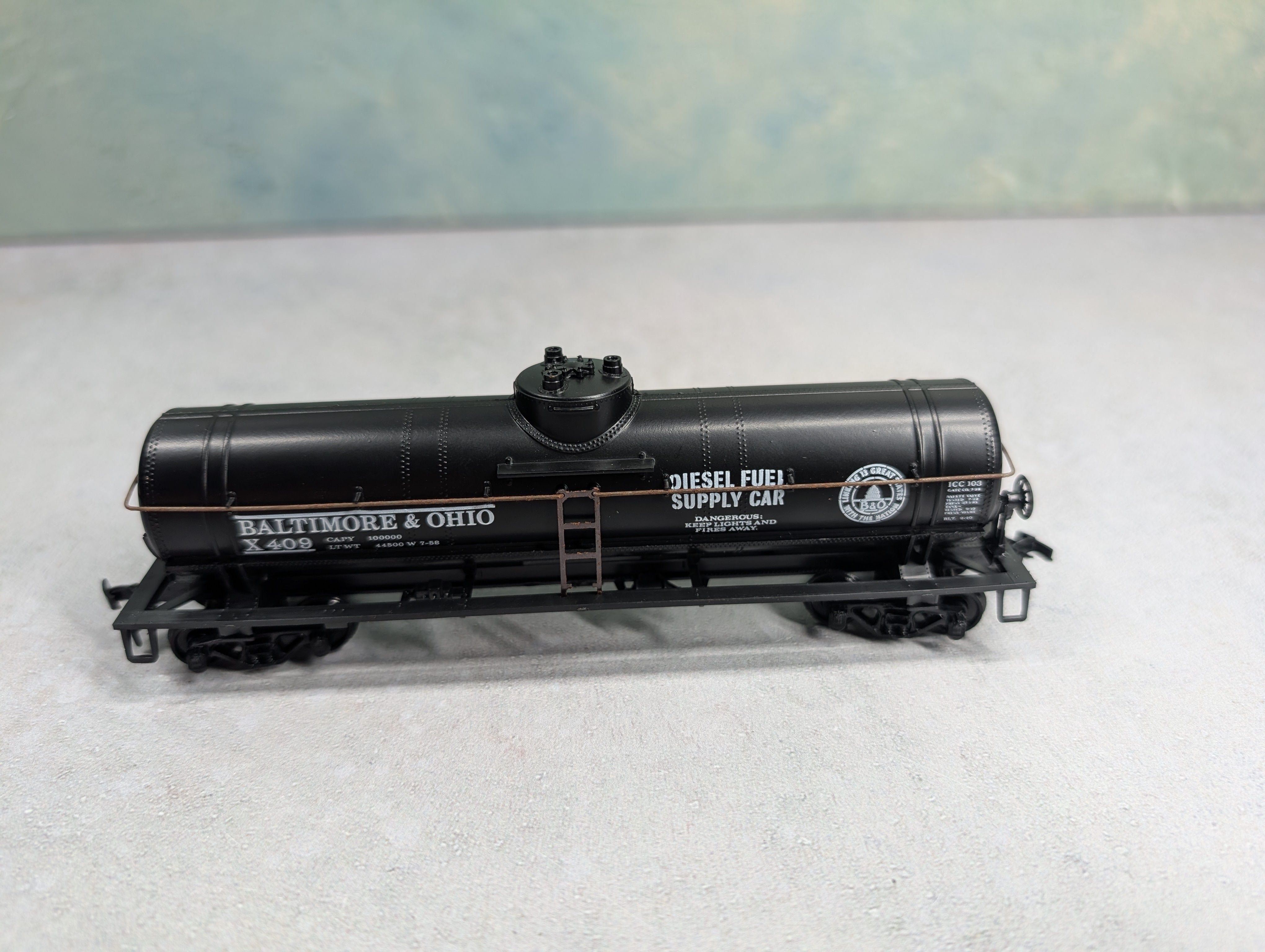 USED Athearn 1577 HO Scale Single Dome Tank Car Baltimore and Ohio #X409