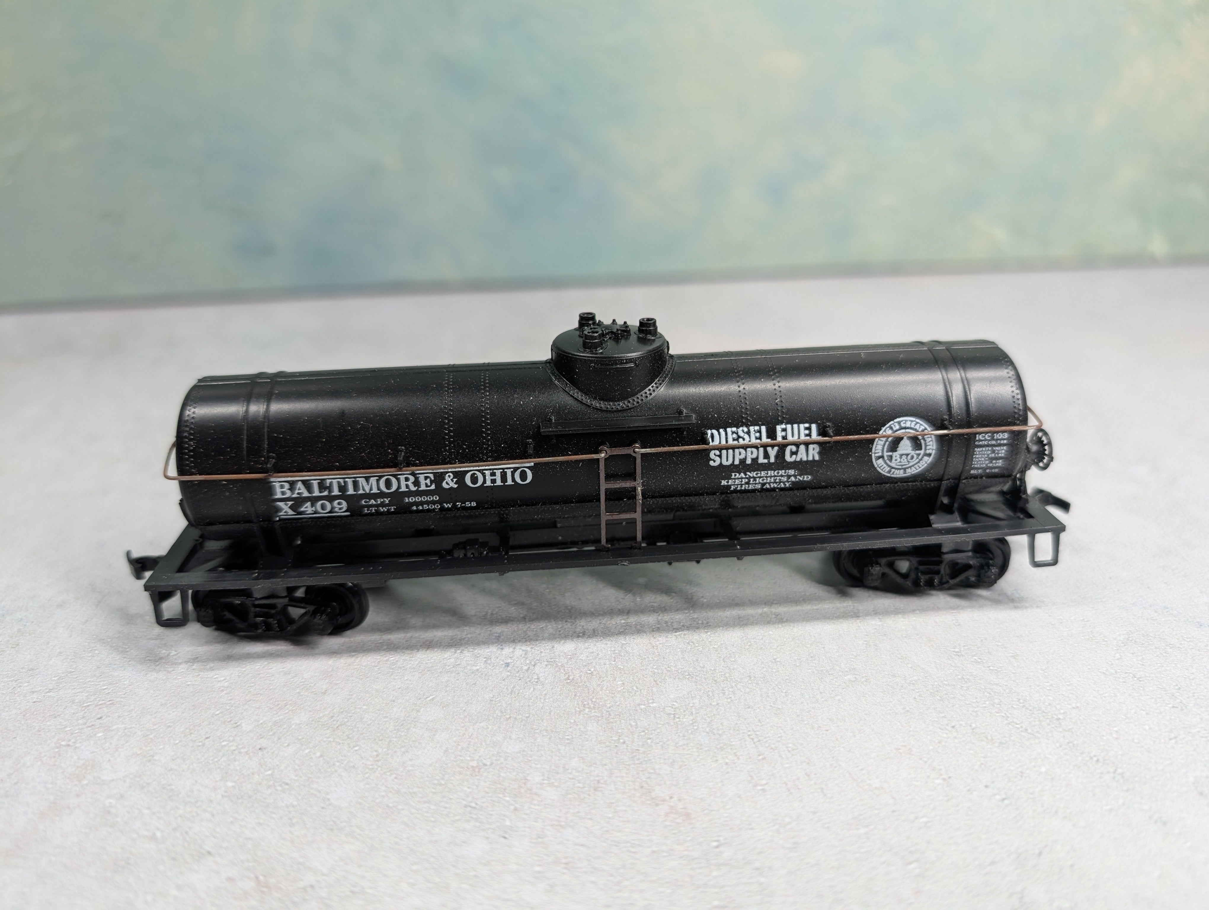 USED Athearn 1577 HO Scale Single Dome Tank Car Baltimore and Ohio #X409