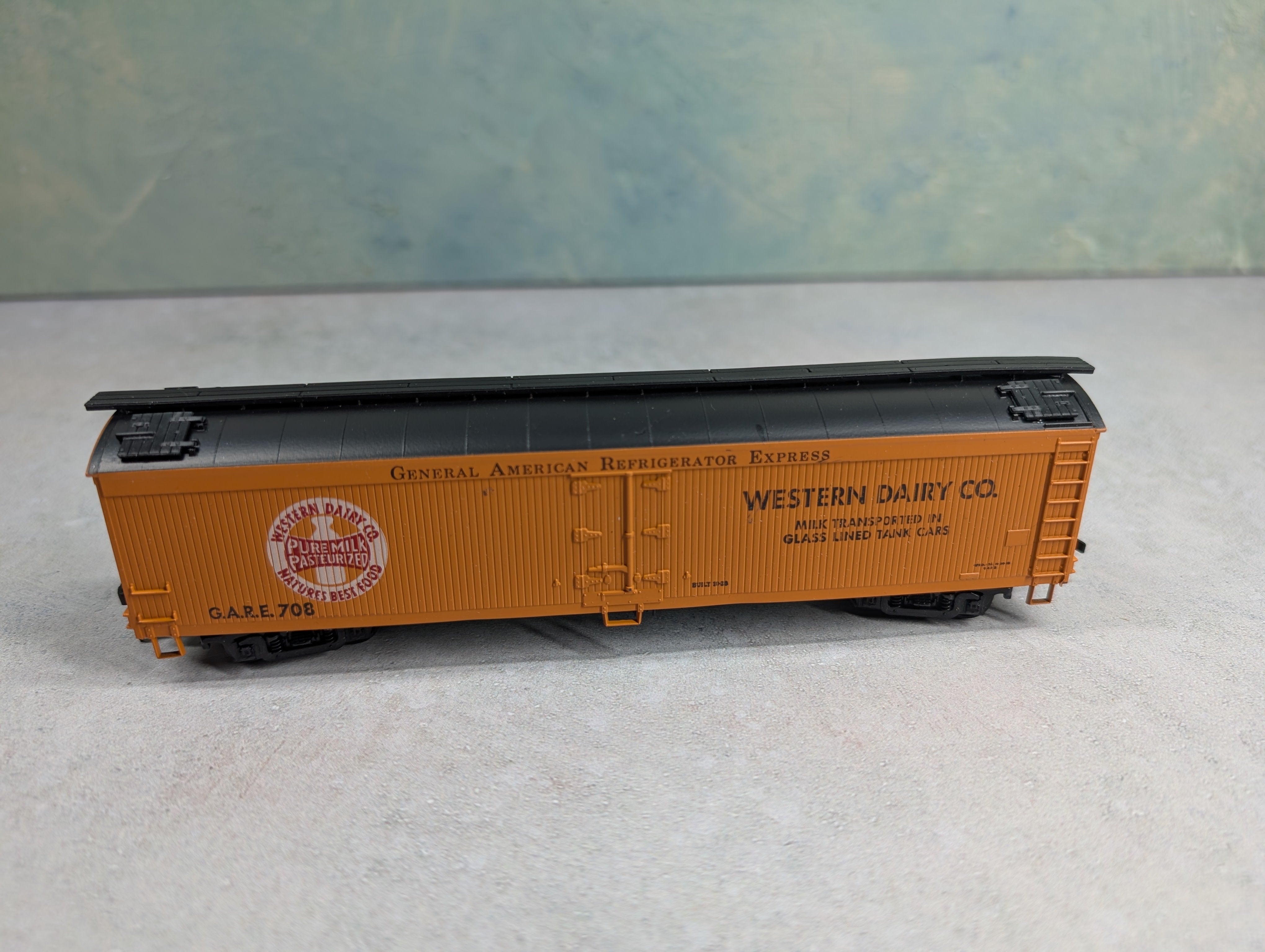 USED Athearn 5342 HO Scale 50' Express Reefer Western Dairy Co. GARE #708