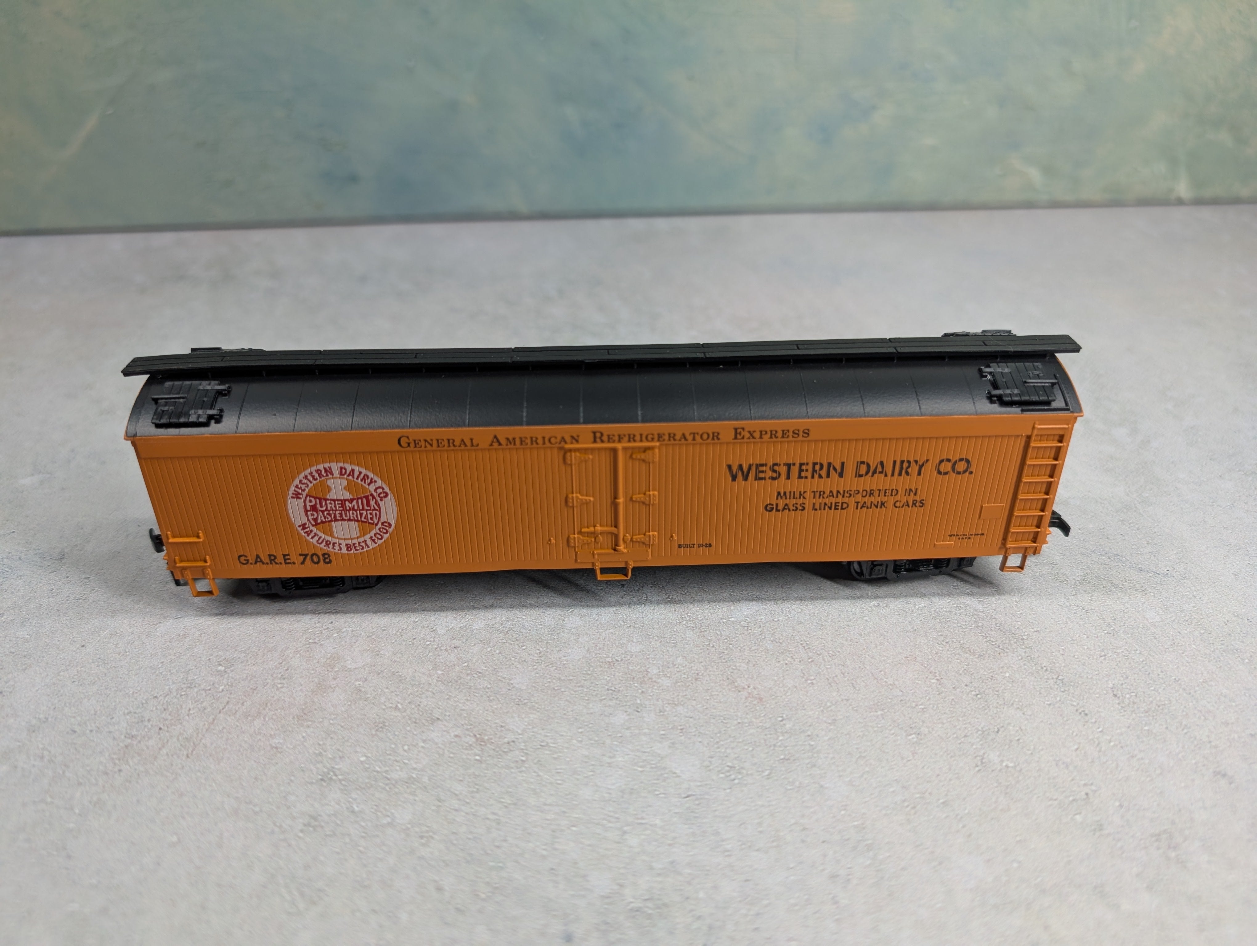 USED Athearn 5342 HO Scale 50' Express Reefer Western Dairy Co. GARE #708