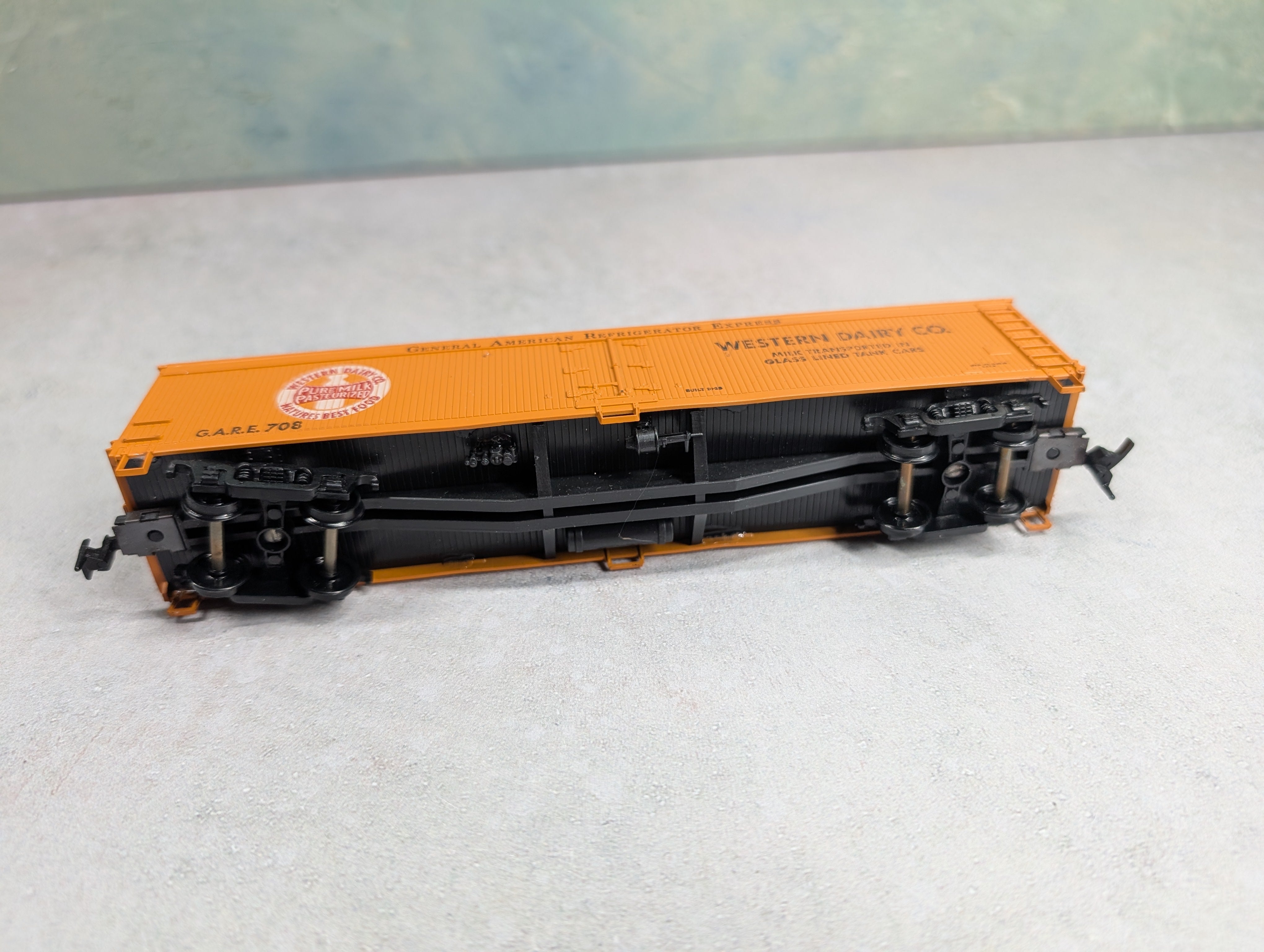 USED Athearn 5342 HO Scale 50' Express Reefer Western Dairy Co. GARE #708