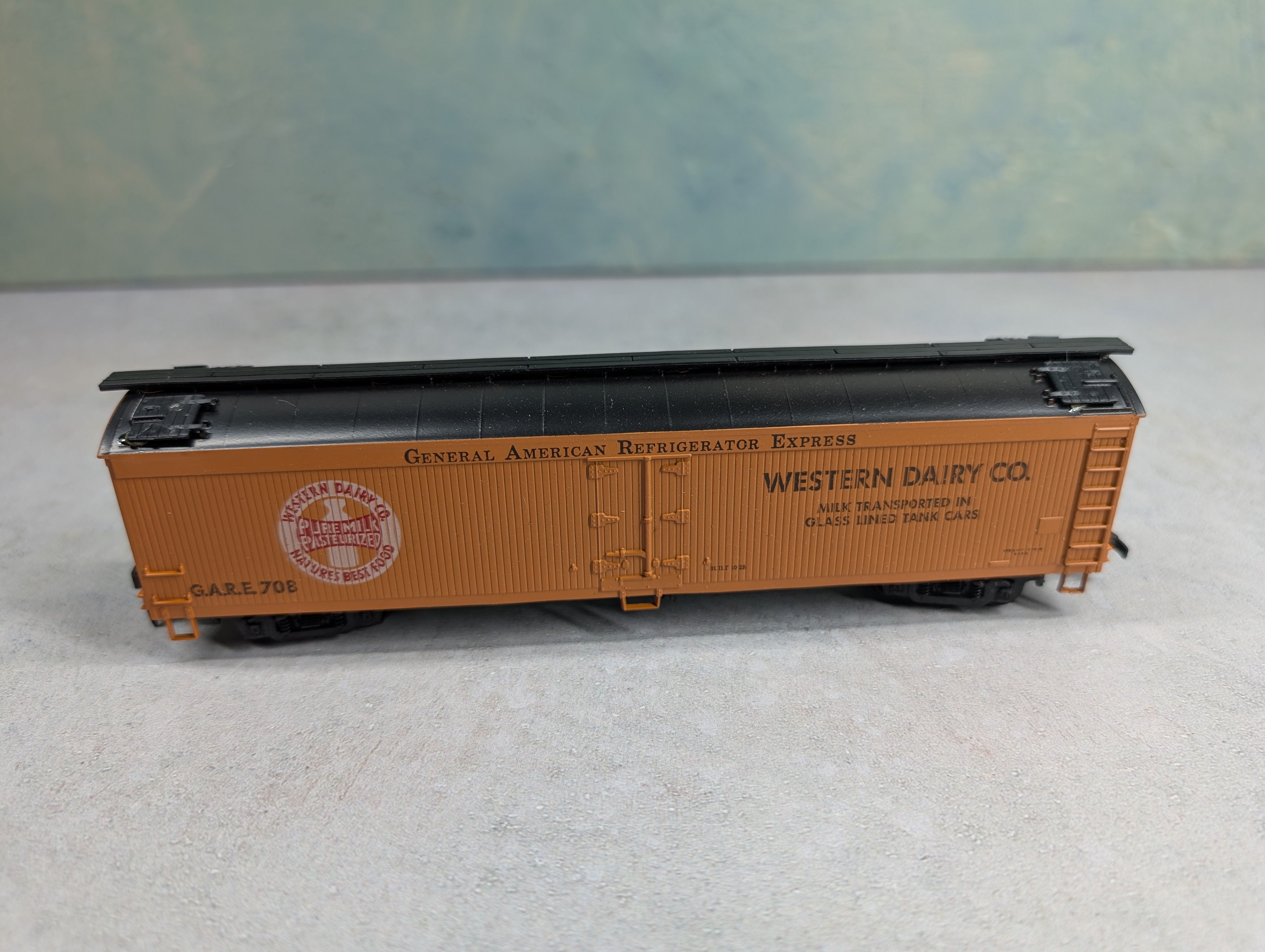 USED Athearn 5342 HO Scale 50' Express Reefer Western Dairy Co. GARE #708