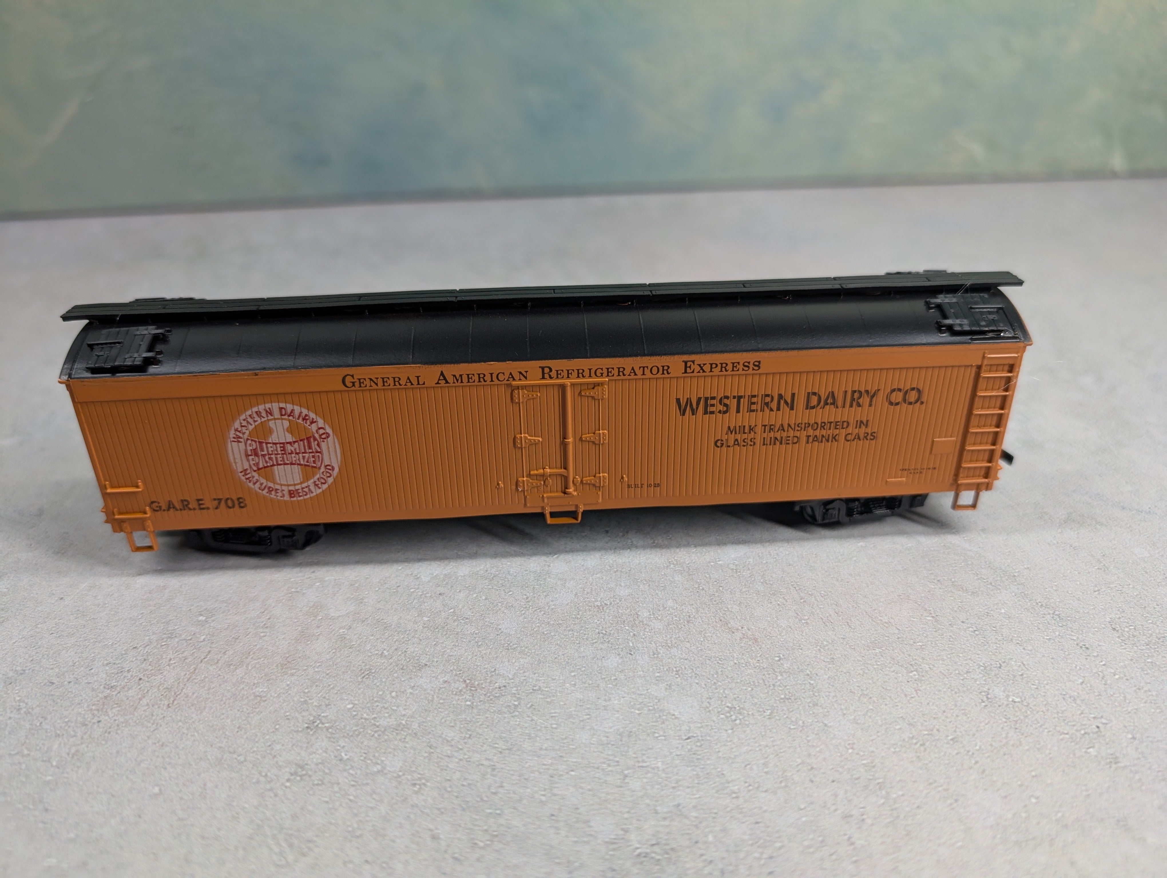 USED Athearn 5342 HO Scale 50' Express Reefer Western Dairy Co. GARE #708