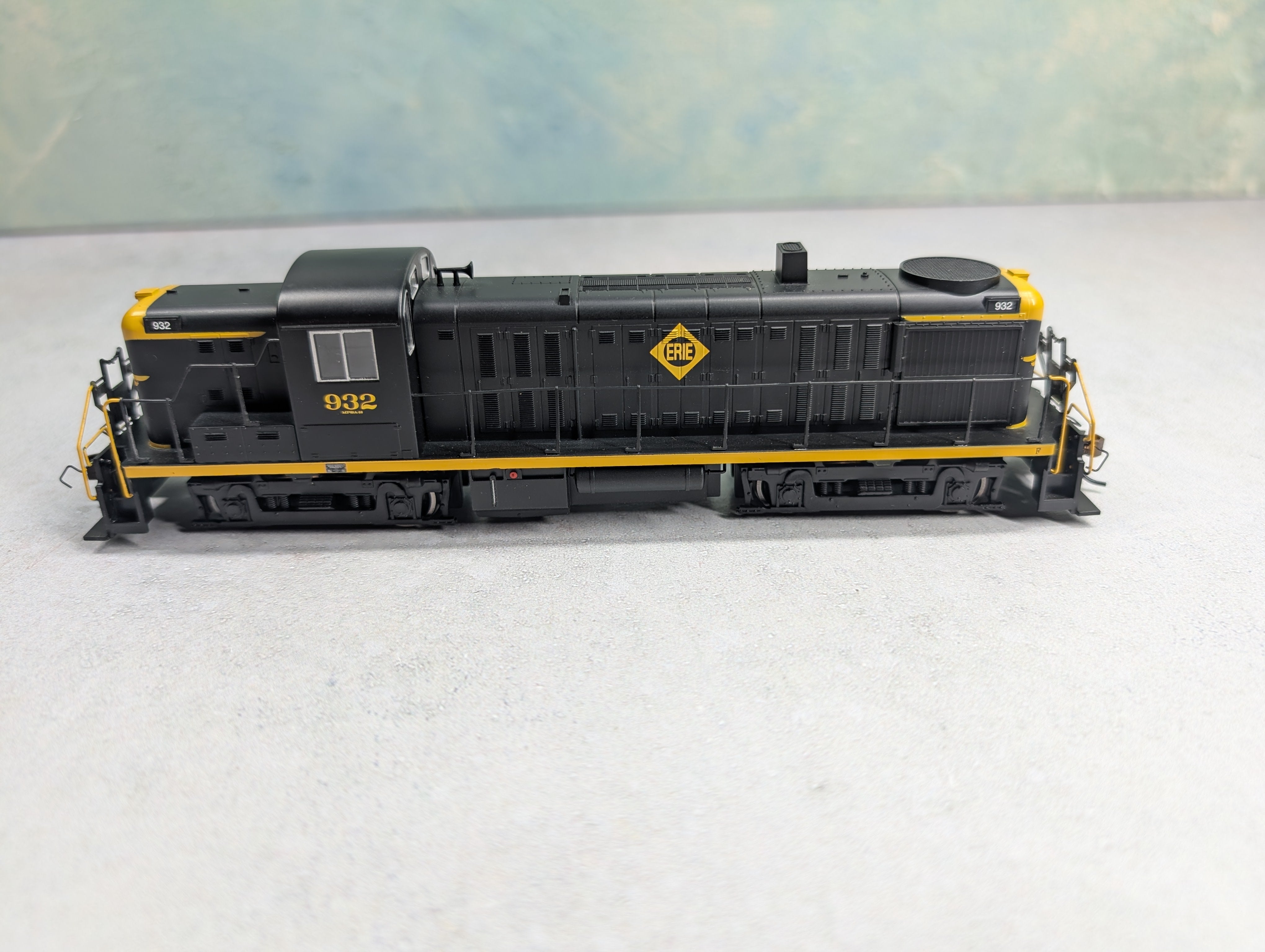 USED Bachmann 63904 HO Scale Alco RS3 Diesel Locomotive Erie #932 Runs Great DCC Sound OnBoard