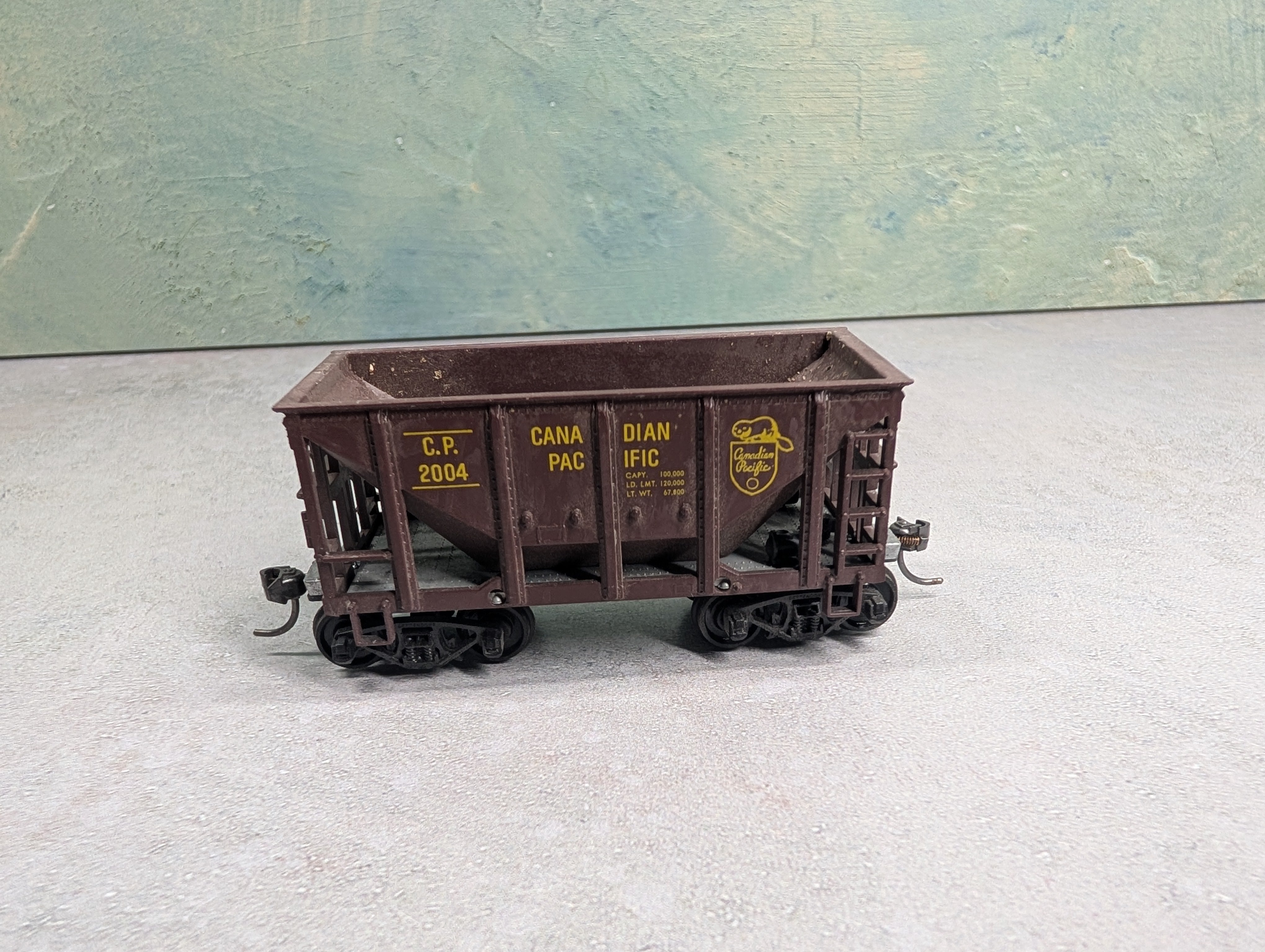 USED Roundhouse HO Scale Ore Car Canadian Pacific CP #2004 Beaver