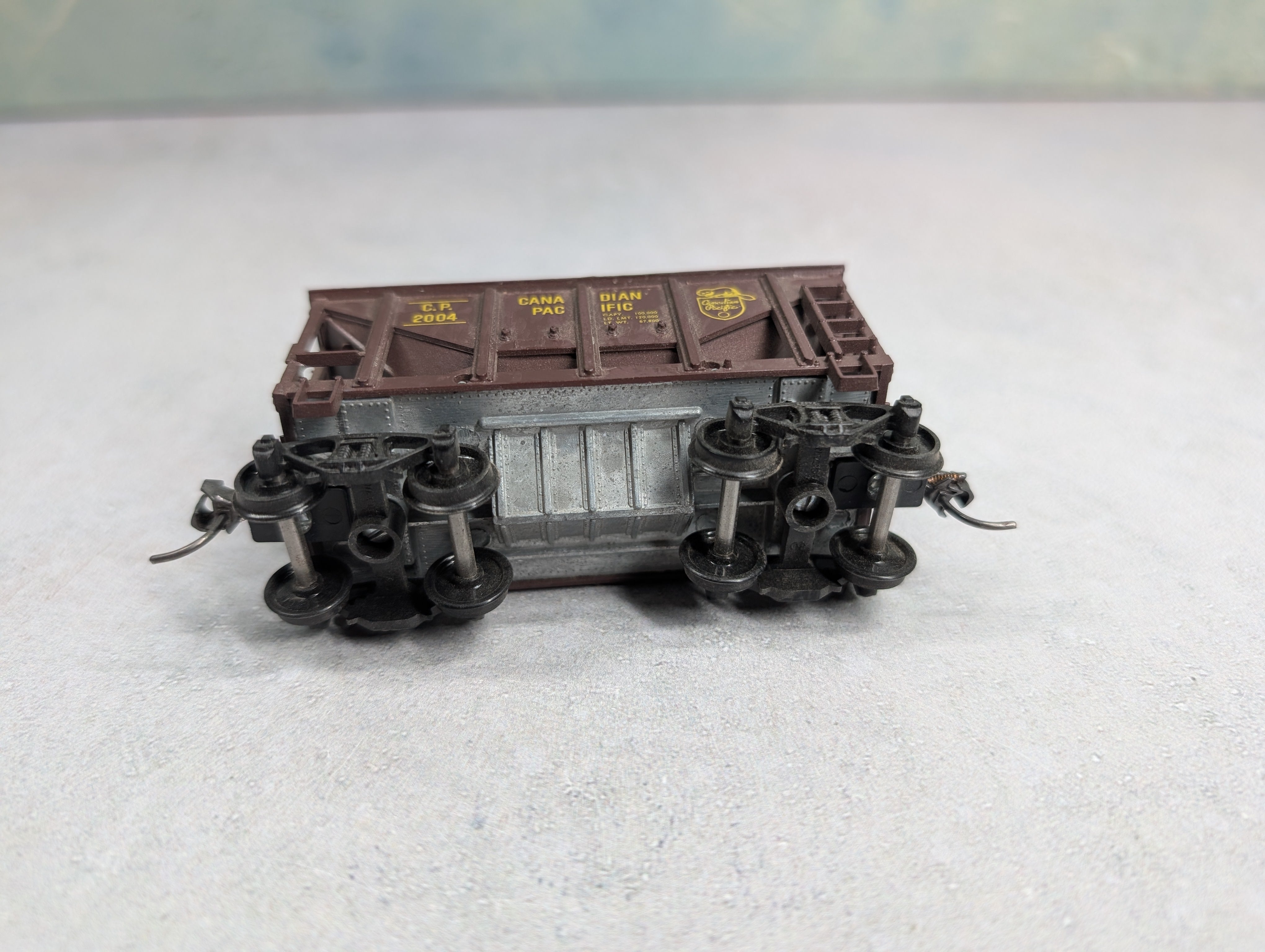 USED Roundhouse HO Scale Ore Car Canadian Pacific CP #2004 Beaver