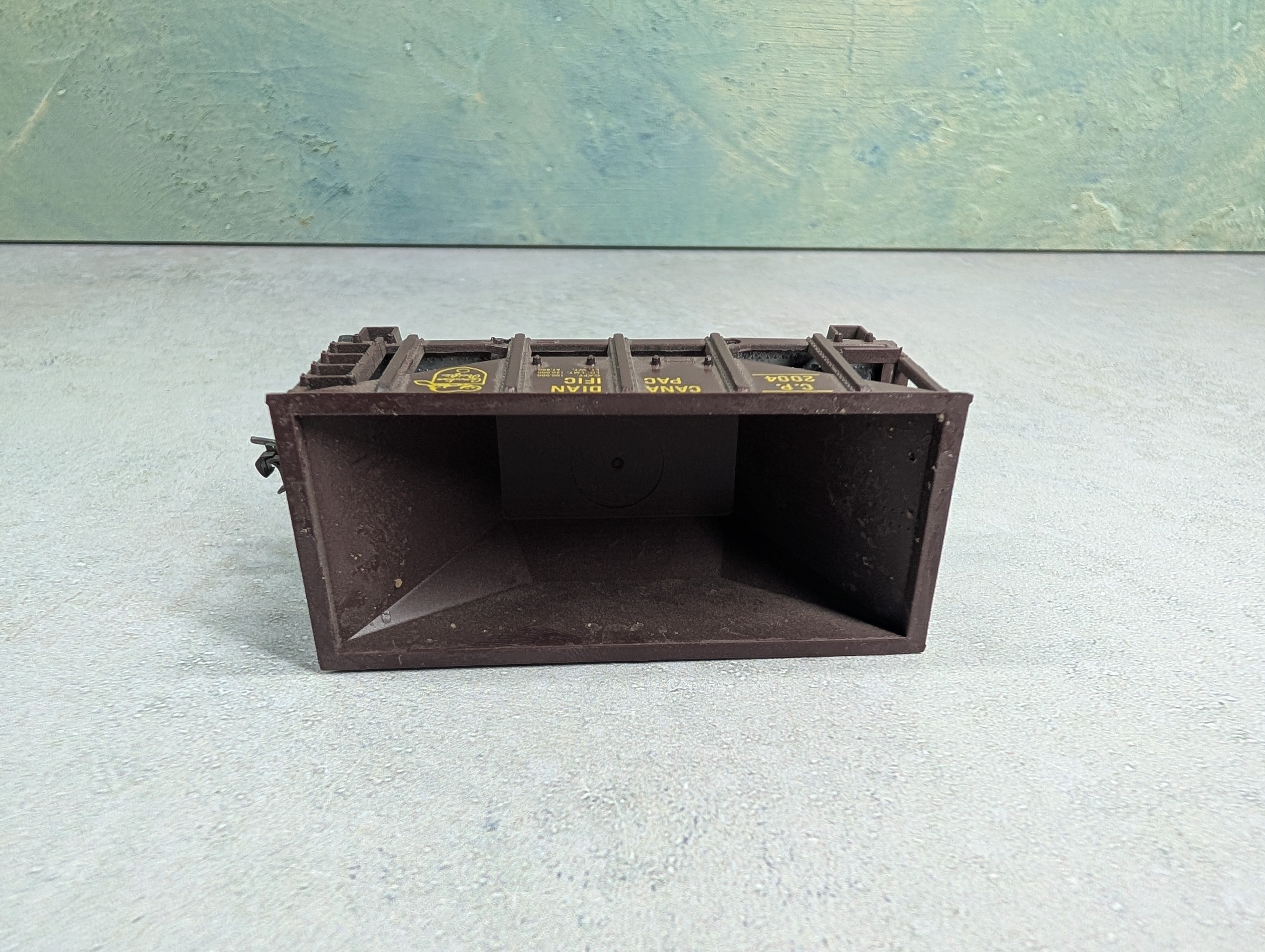 USED Roundhouse HO Scale Ore Car Canadian Pacific CP #2004 Beaver