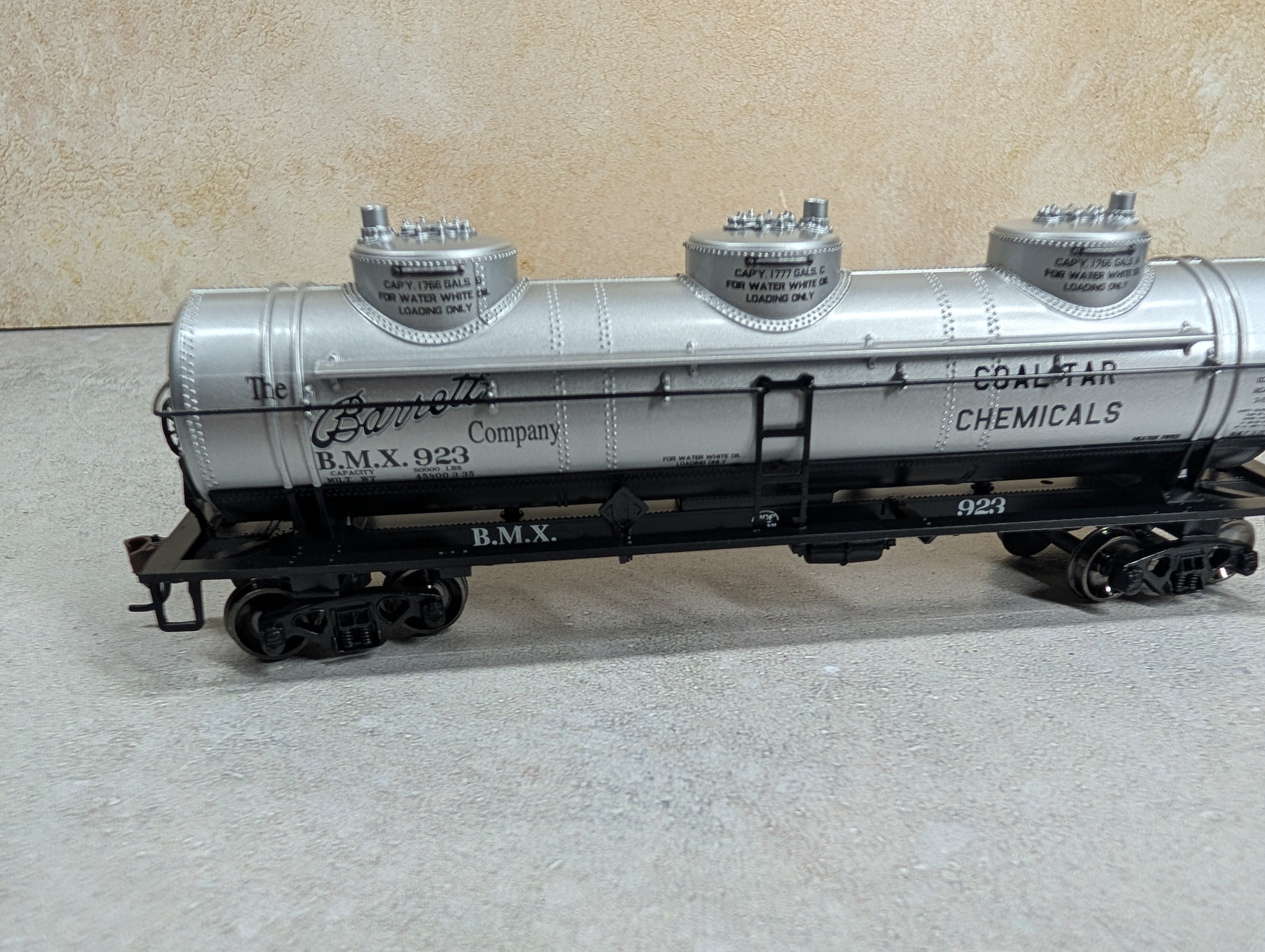 USED Athearn HO Scale Triple Dome Tank Car Barrett Company BMX #923