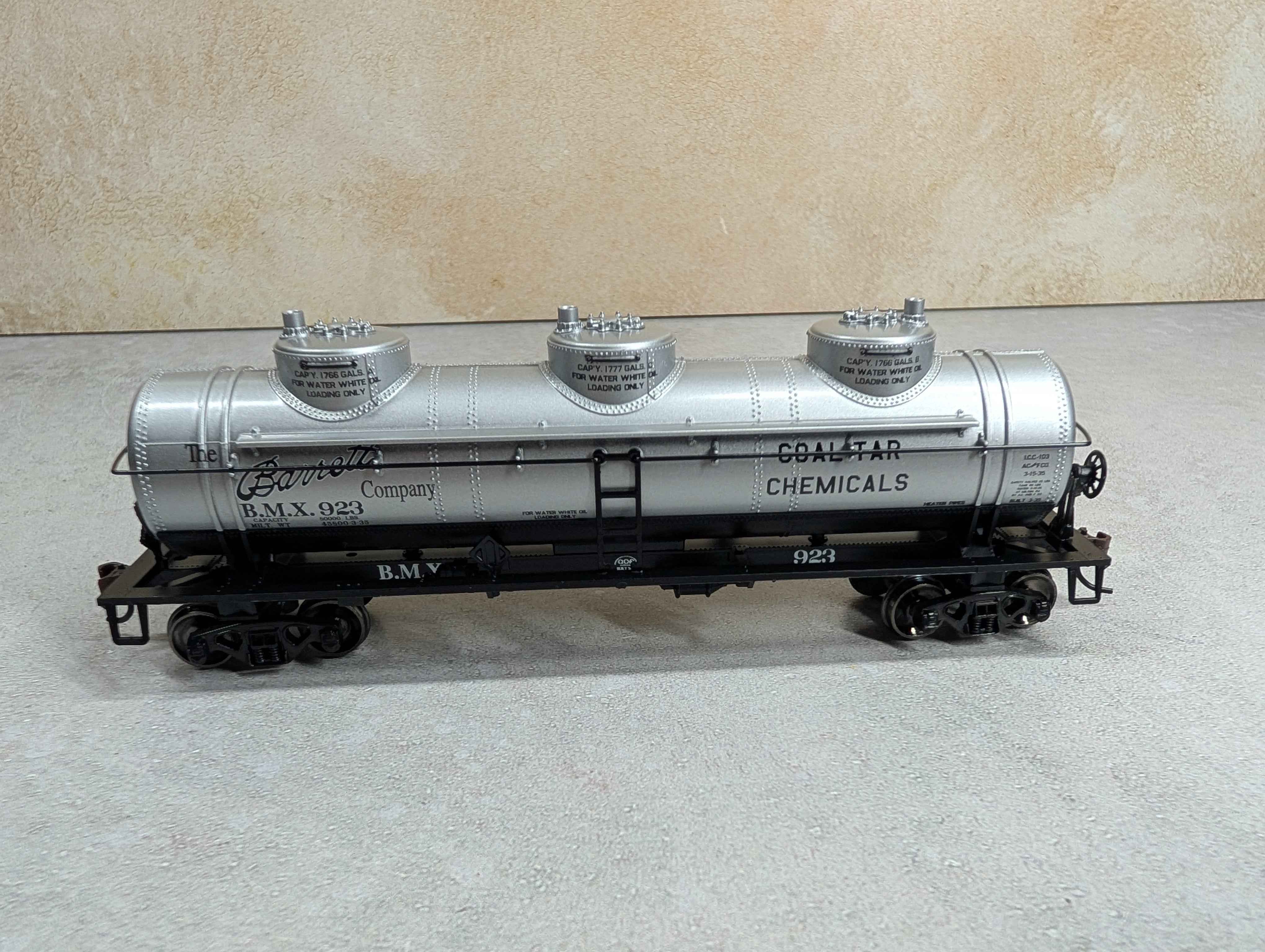 USED Athearn HO Scale Triple Dome Tank Car Barrett Company BMX #923