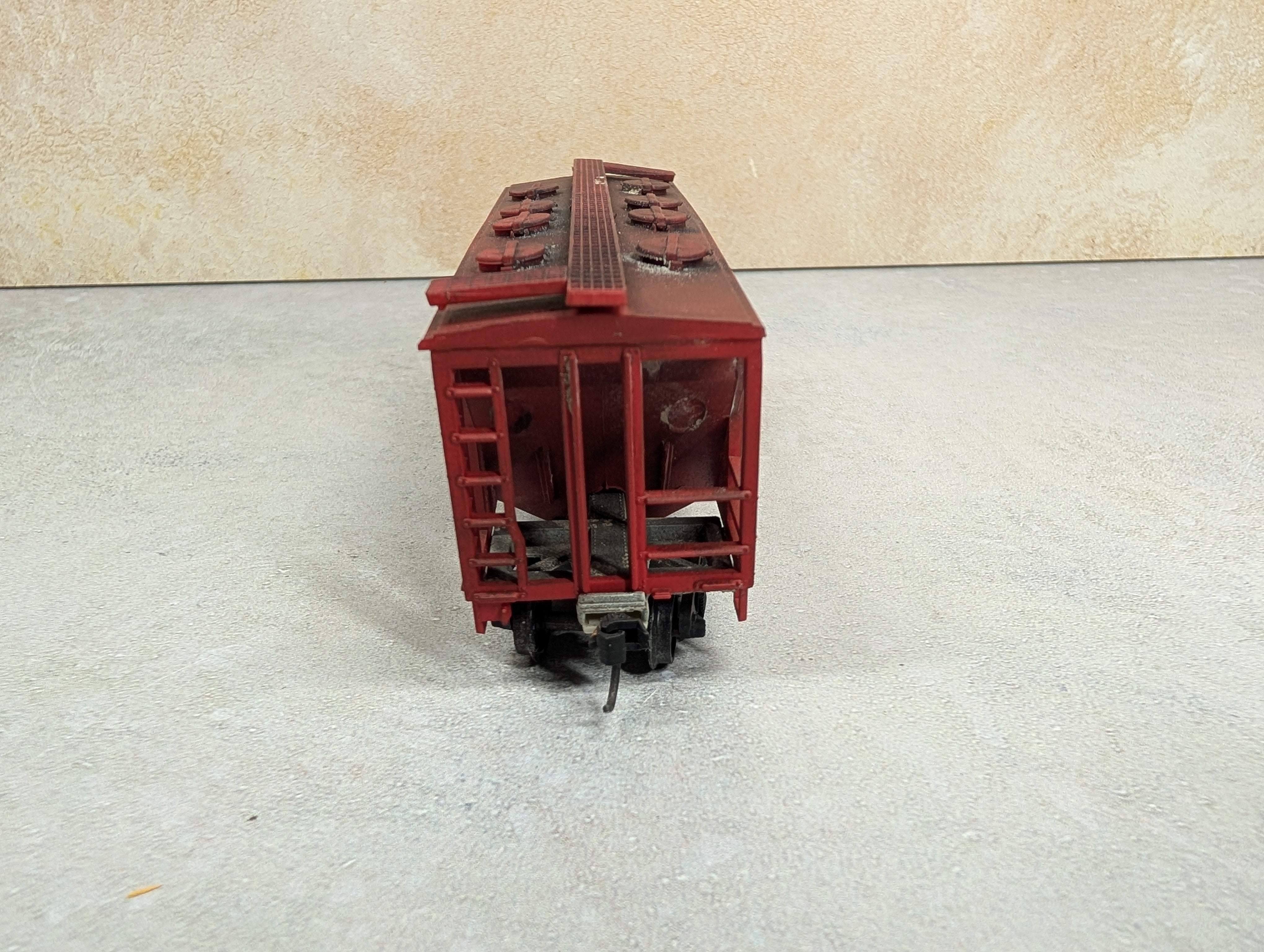 USED Roundhouse HO Scale Beautifully Weathered Covered Hopper Central Railroad of New Jersey CNJ #803