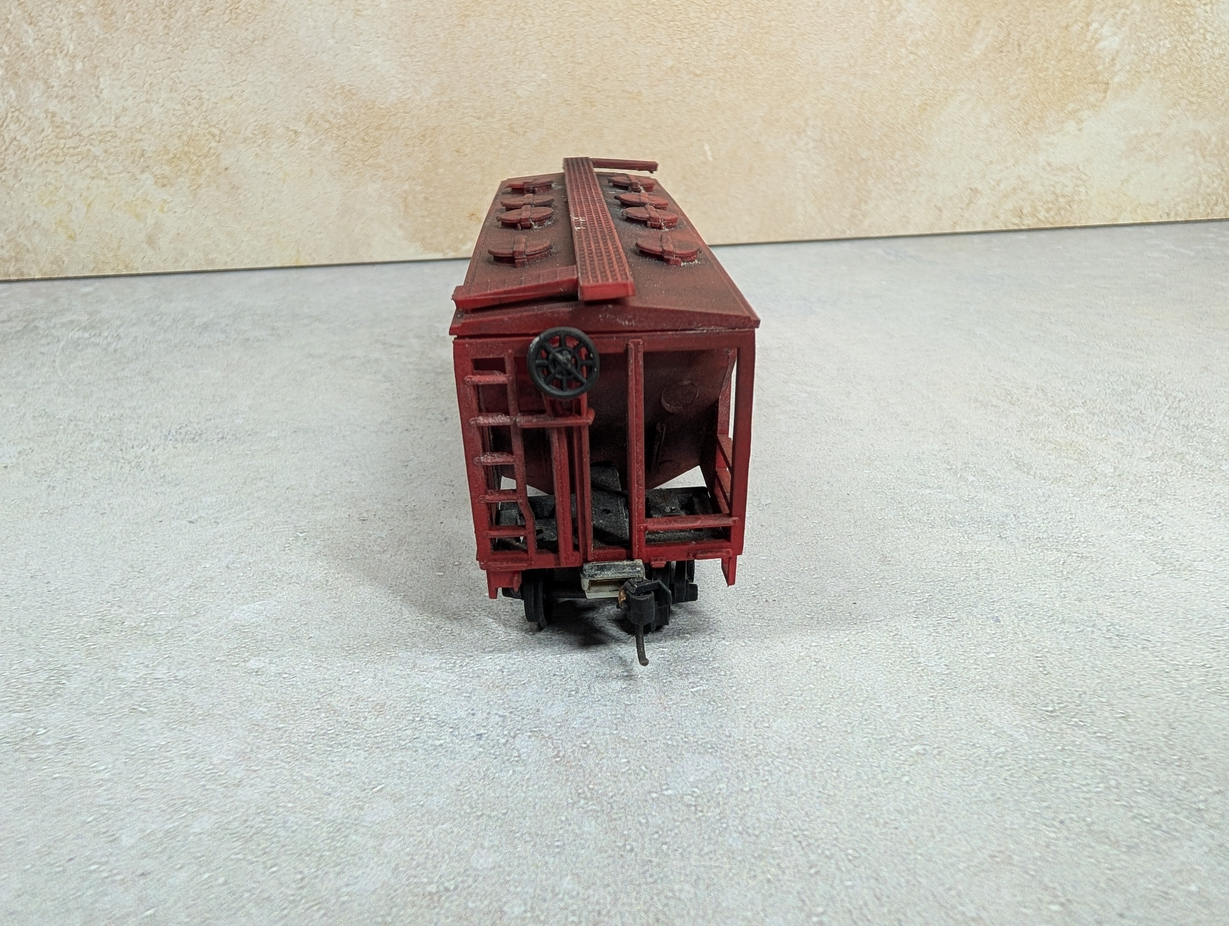 USED Roundhouse HO Scale Beautifully Weathered Covered Hopper Central Railroad of New Jersey CNJ #803