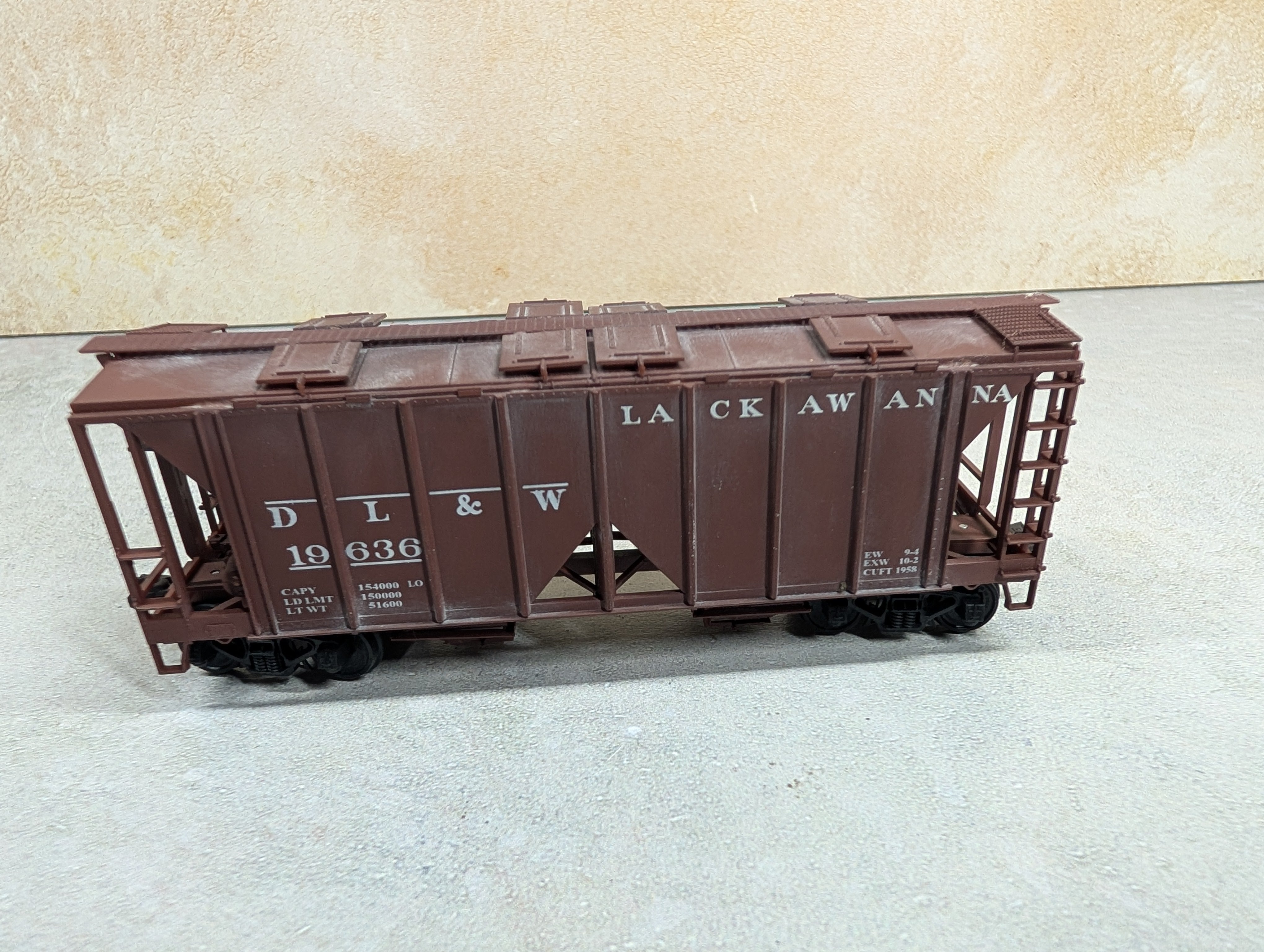 USED Bowser HO Scale Lightly Weathered Covered Hopper Delaware, Lackawanna & Western DL&W #19636