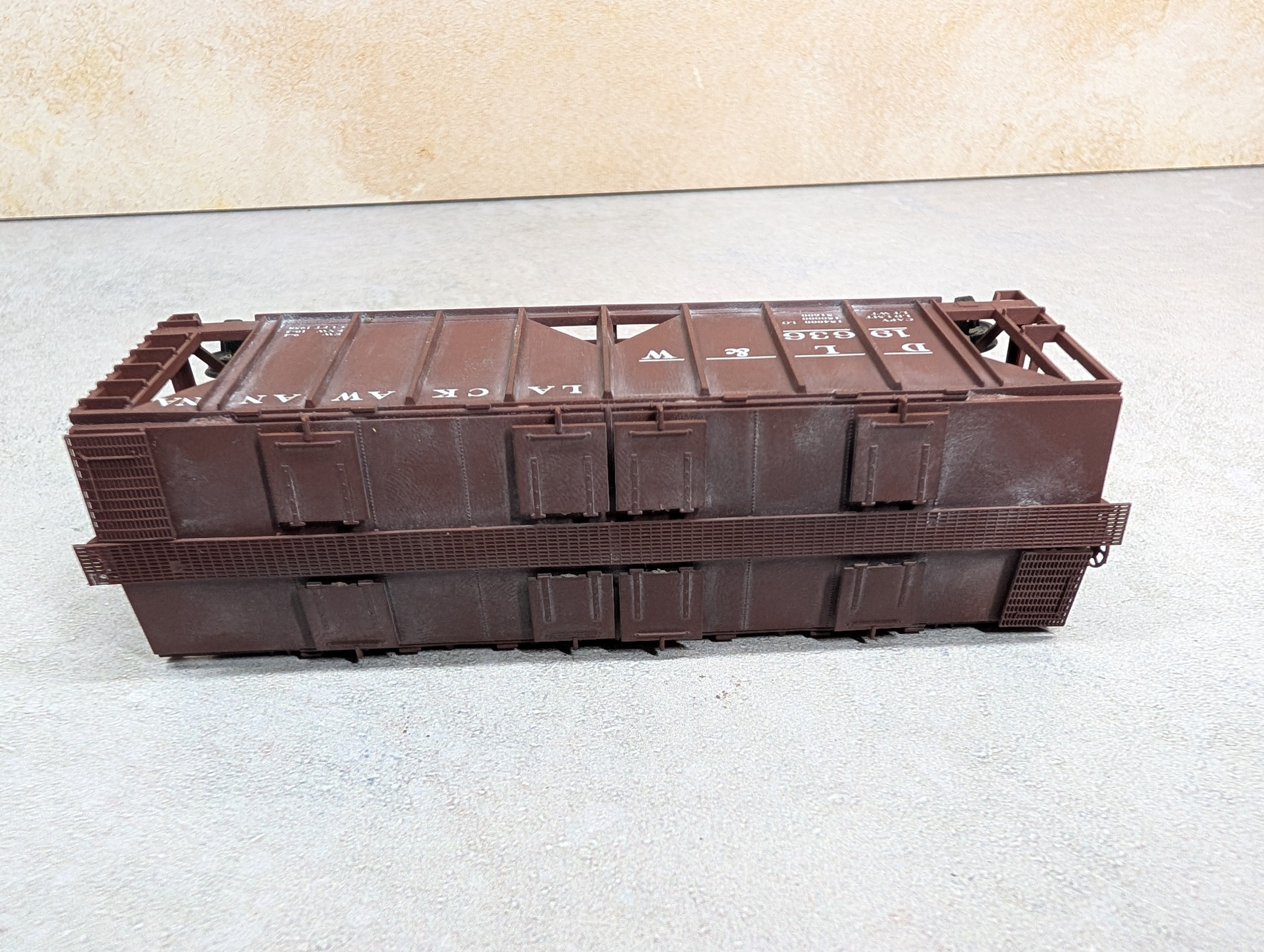 USED Bowser HO Scale Lightly Weathered Covered Hopper Delaware, Lackawanna & Western DL&W #19636