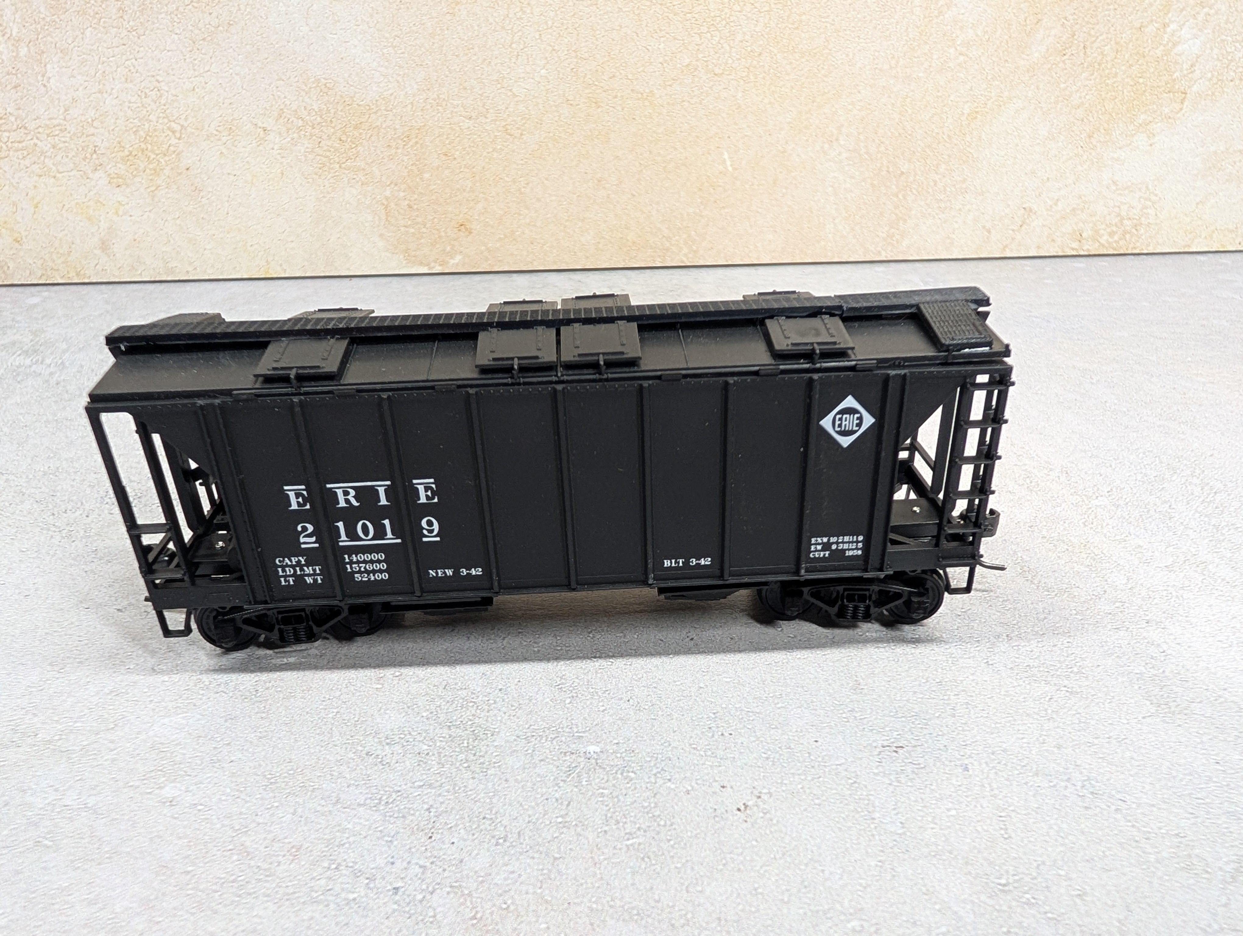 USED Bowser HO Scale Covered Hopper Erie #21019