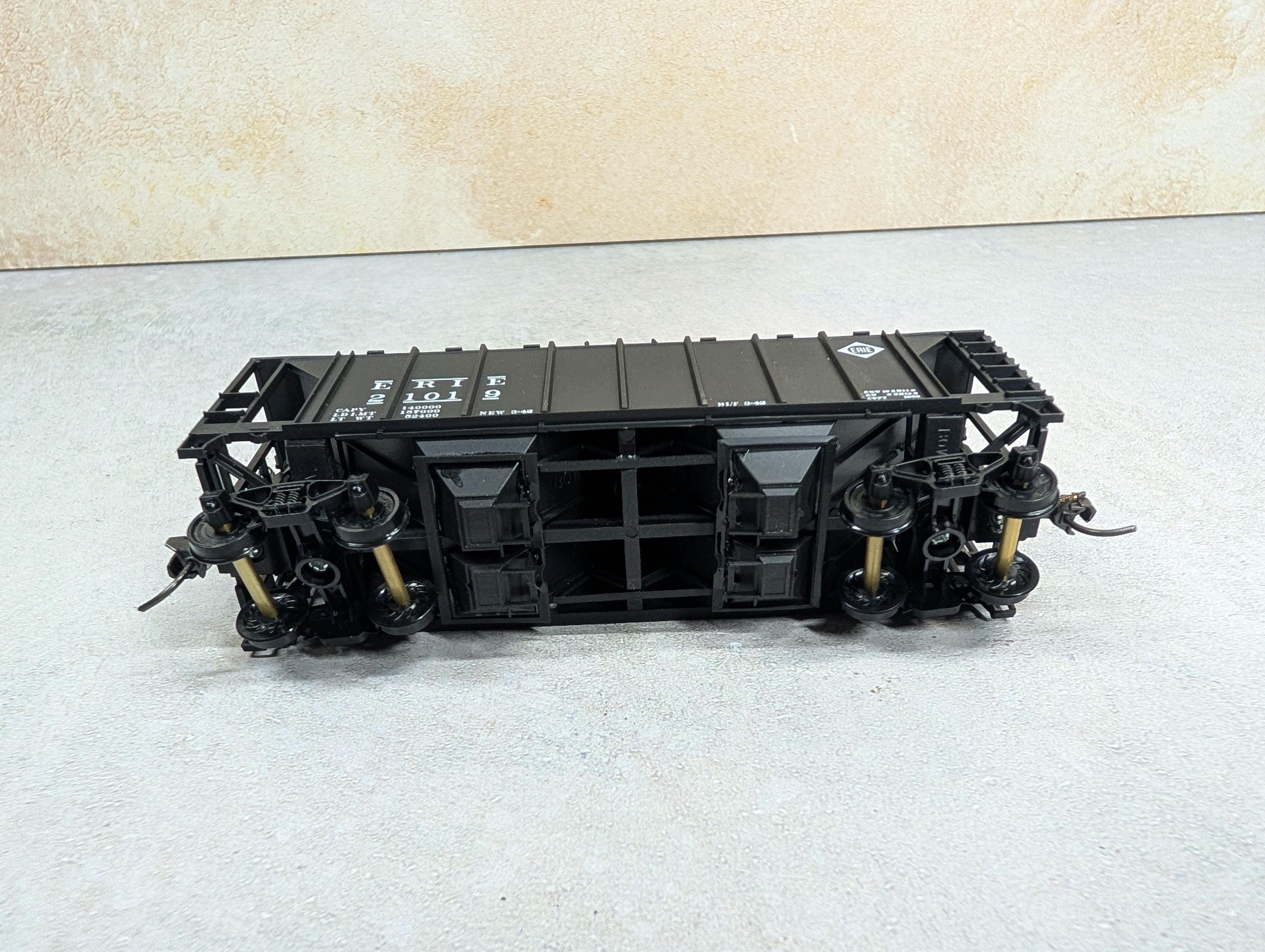 USED Bowser HO Scale Covered Hopper Erie #21019