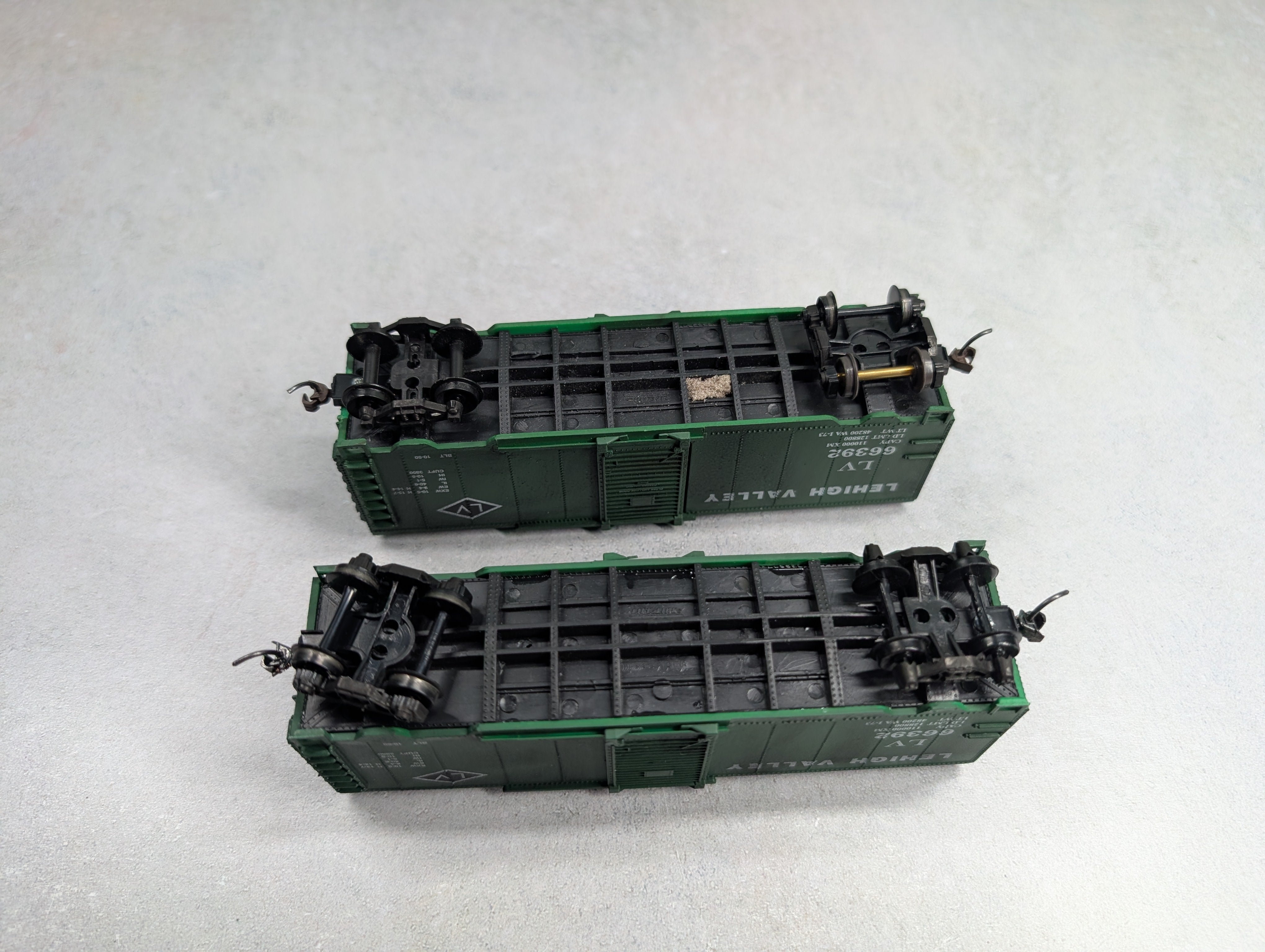 USED HO Scale Beautifully Weathered Box Cars Lehigh Valley LV #66392 (2 pcs)