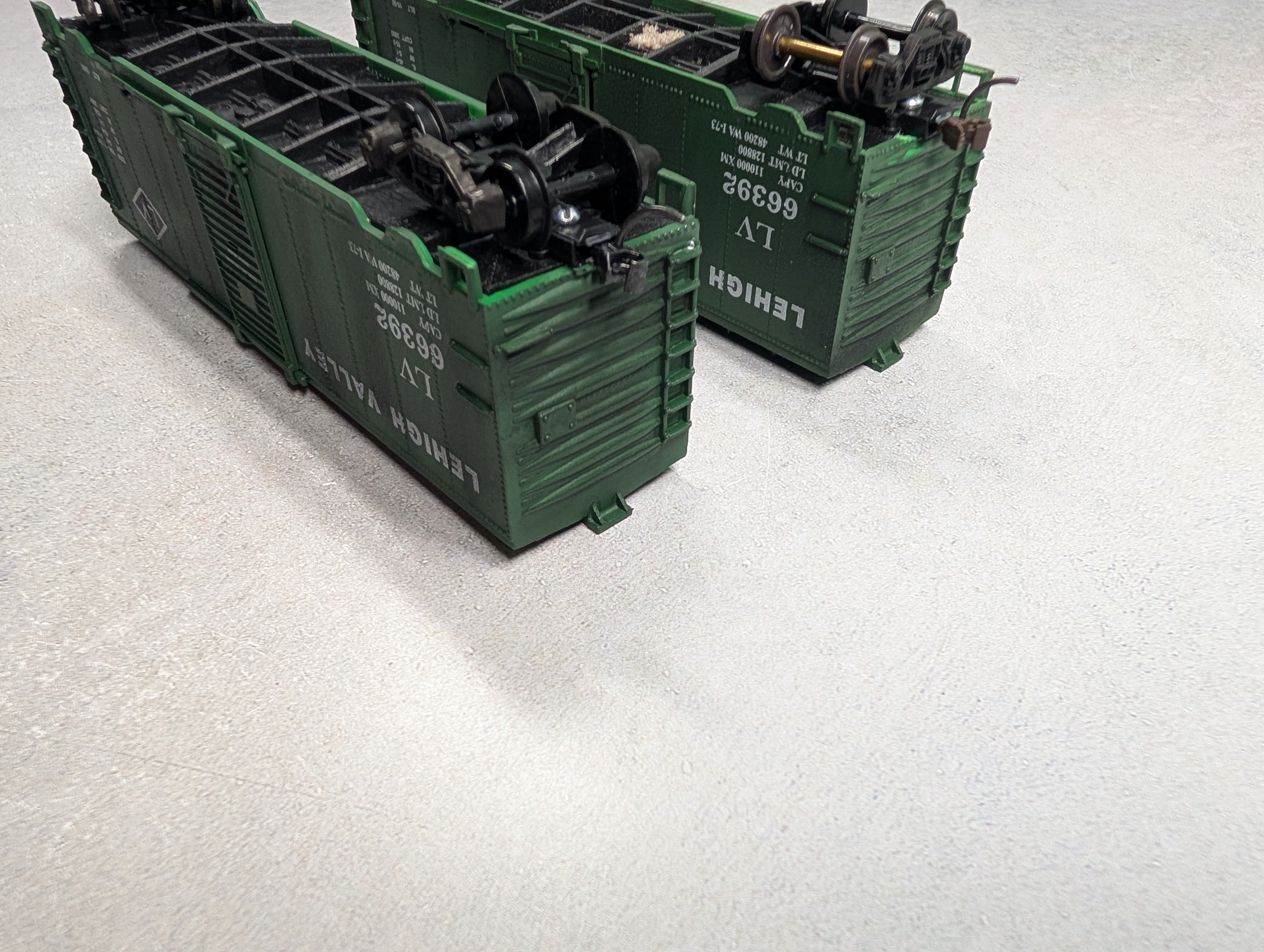 USED HO Scale Beautifully Weathered Box Cars Lehigh Valley LV #66392 (2 pcs)