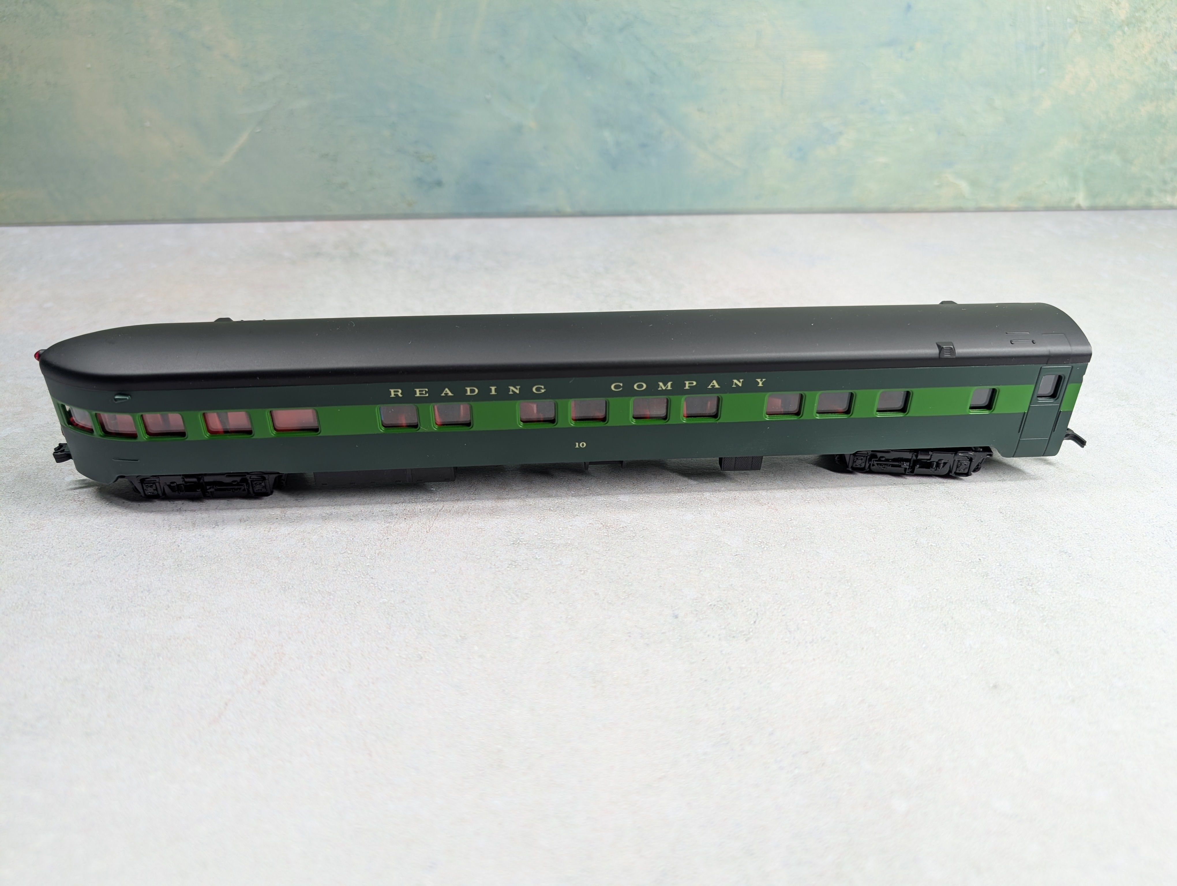 USED IHC 49577 HO Scale OBS Heavyweight Passenger Car Reading #10 w/ Interiors