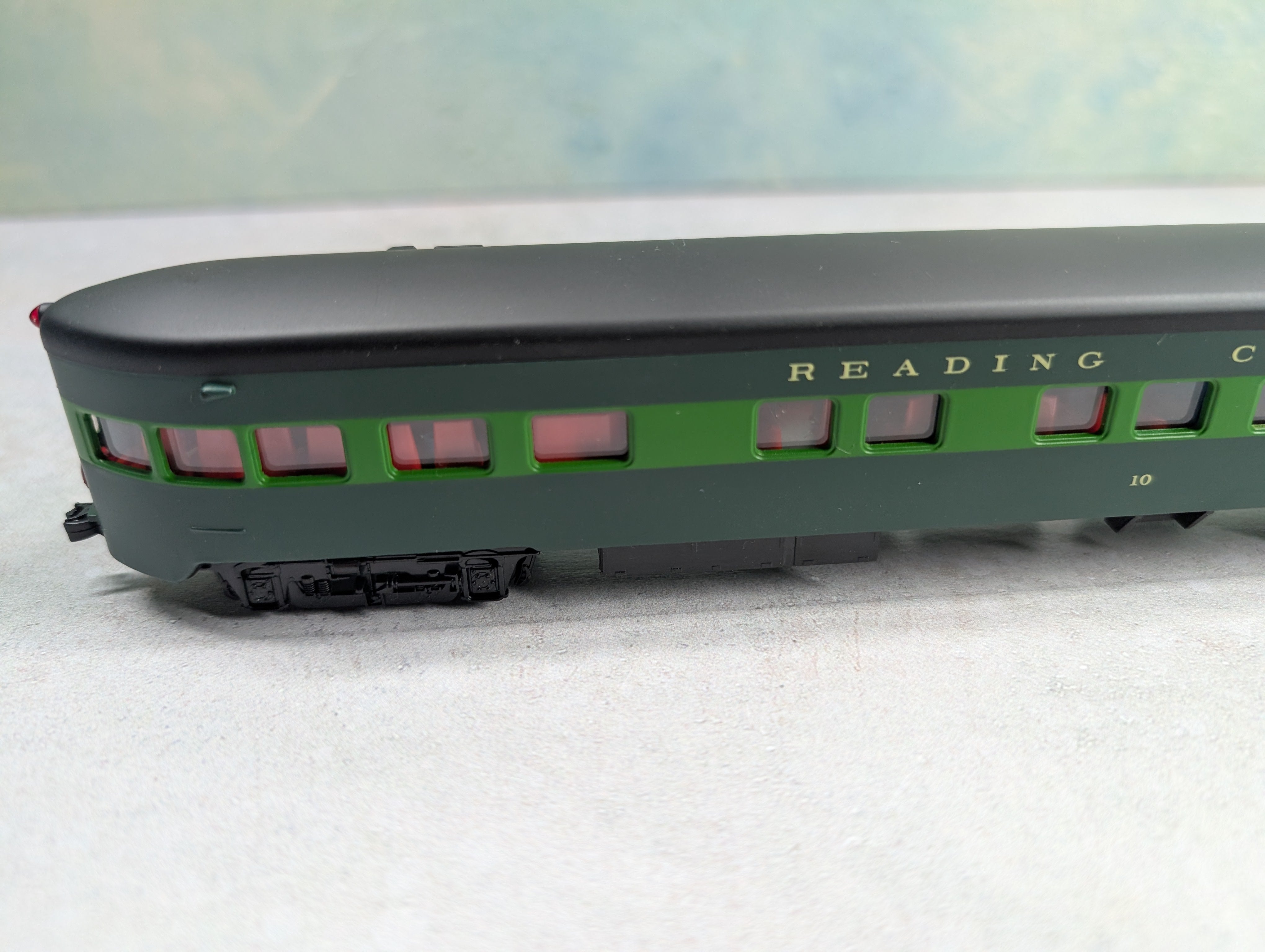 USED IHC 49577 HO Scale OBS Heavyweight Passenger Car Reading #10 w/ Interiors