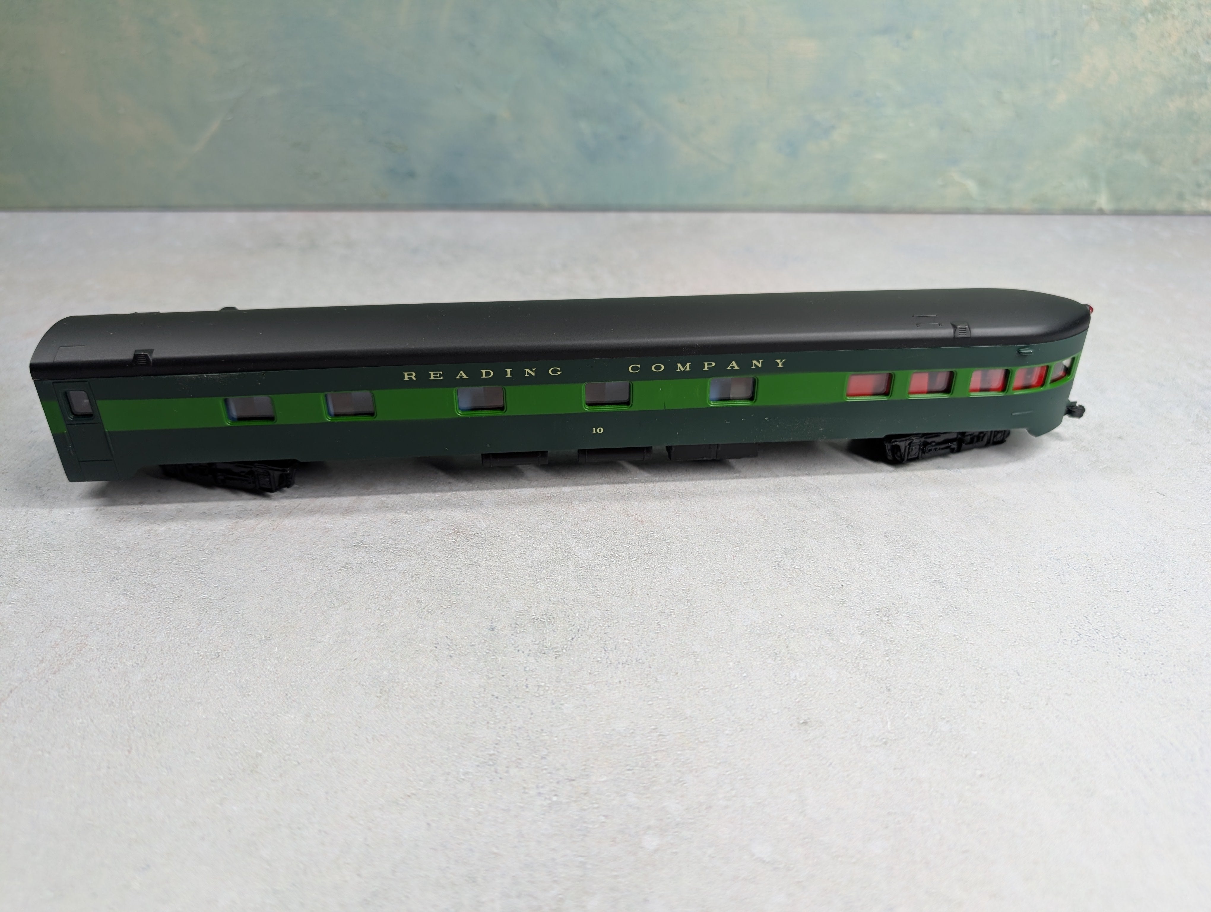 USED IHC 49577 HO Scale OBS Heavyweight Passenger Car Reading #10 w/ Interiors