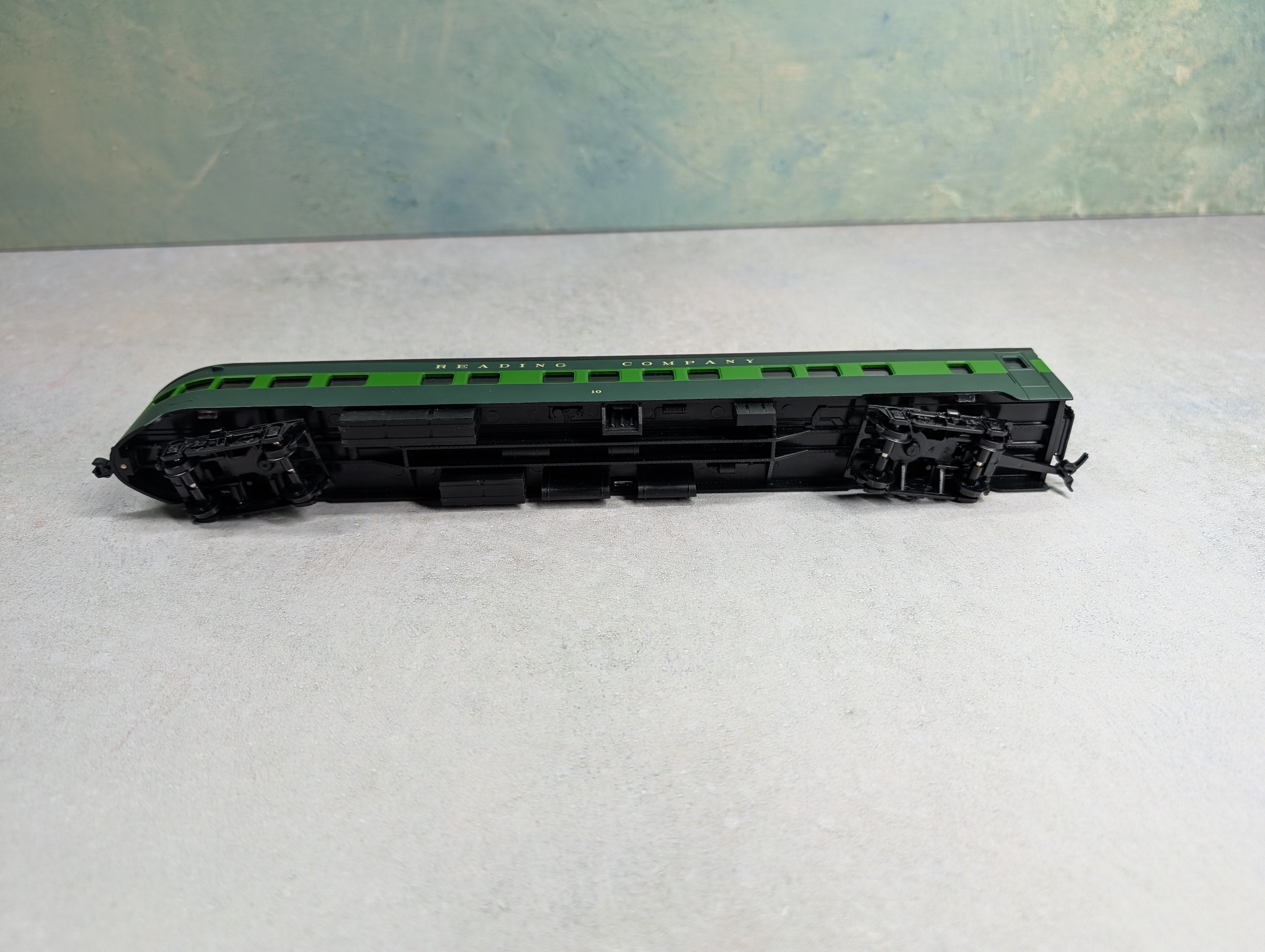 USED IHC 49577 HO Scale OBS Heavyweight Passenger Car Reading #10 w/ Interiors