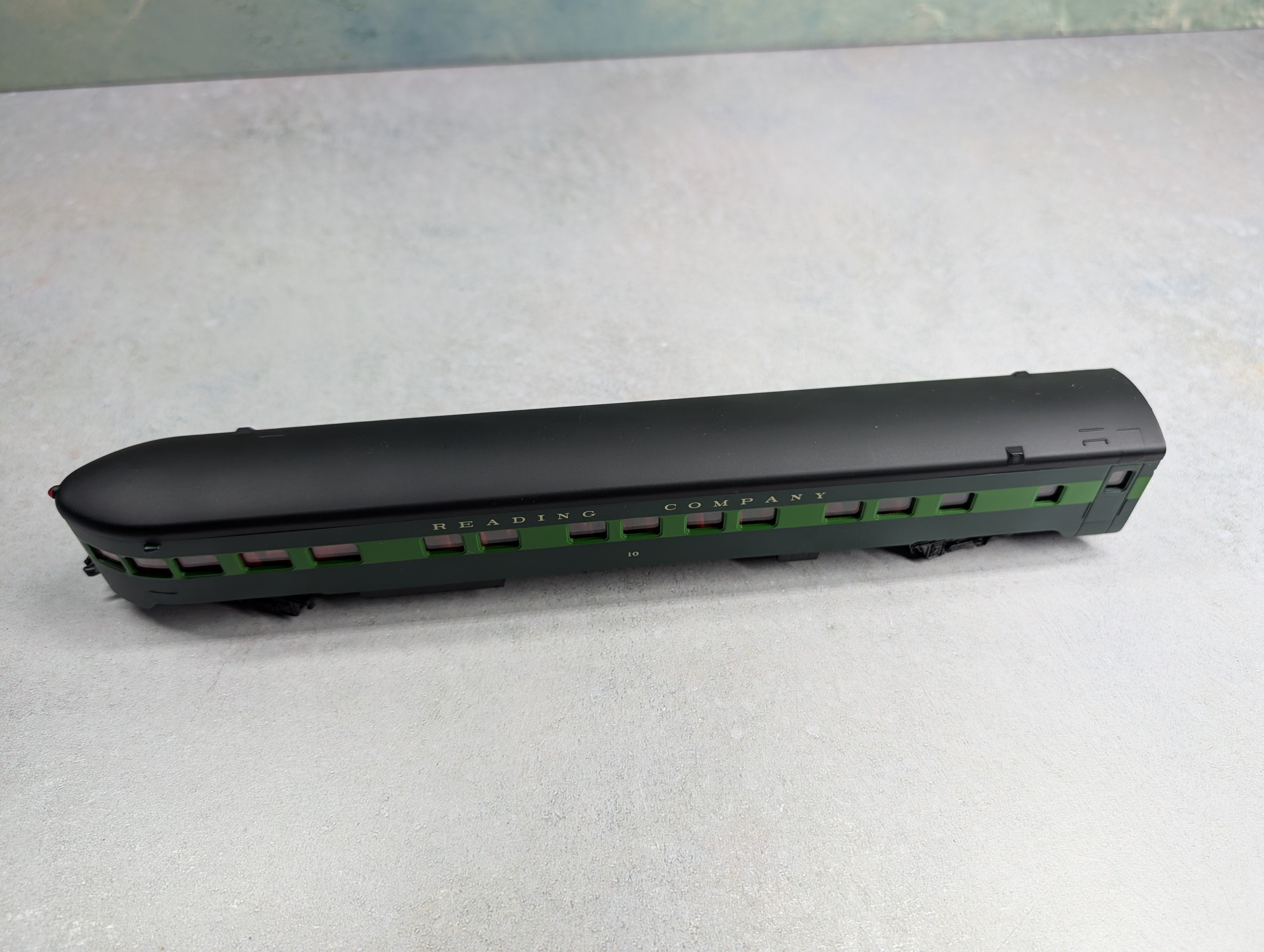 USED IHC 49577 HO Scale OBS Heavyweight Passenger Car Reading #10 w/ Interiors