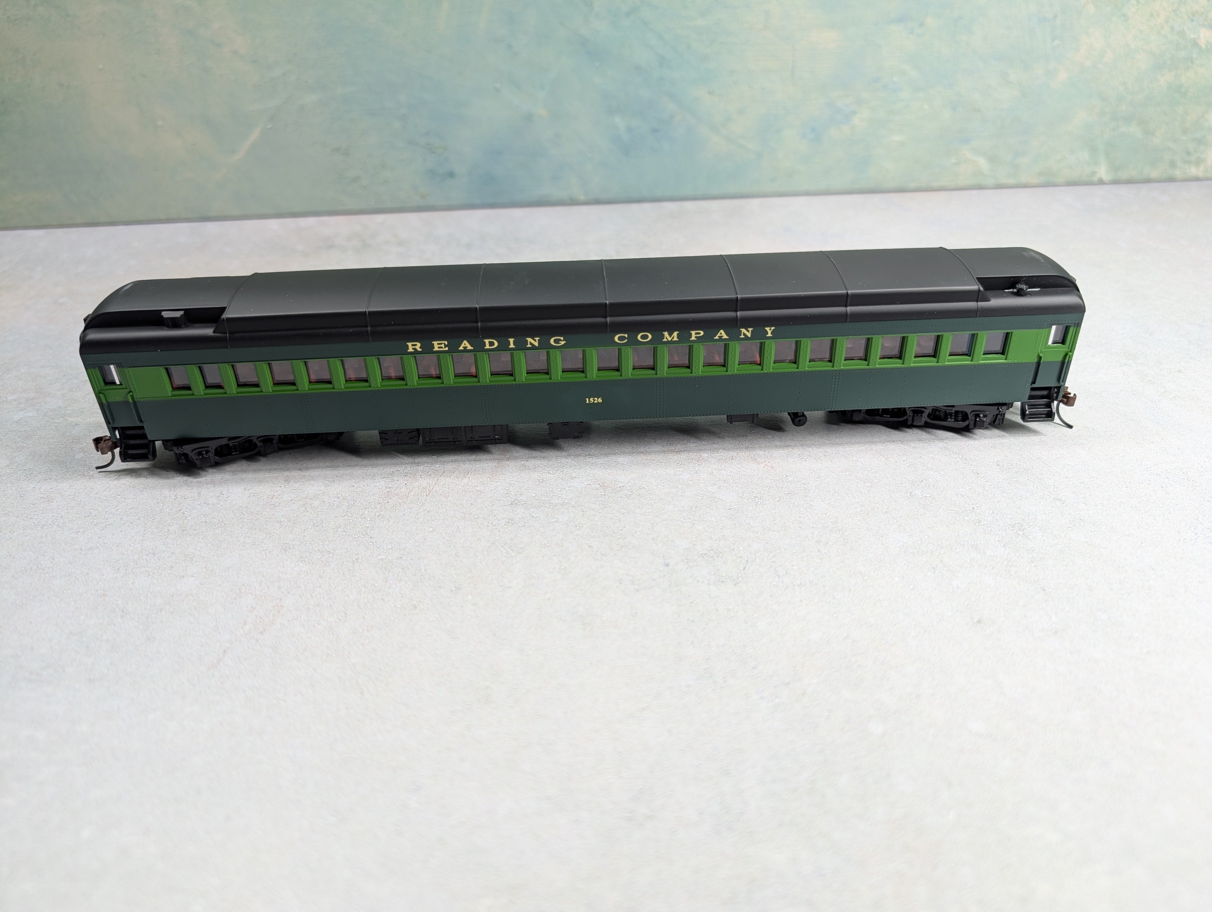 USED IHC 49571 HO Scale Coach Heavyweight Passenger Car Reading #1526 w/ Interiors