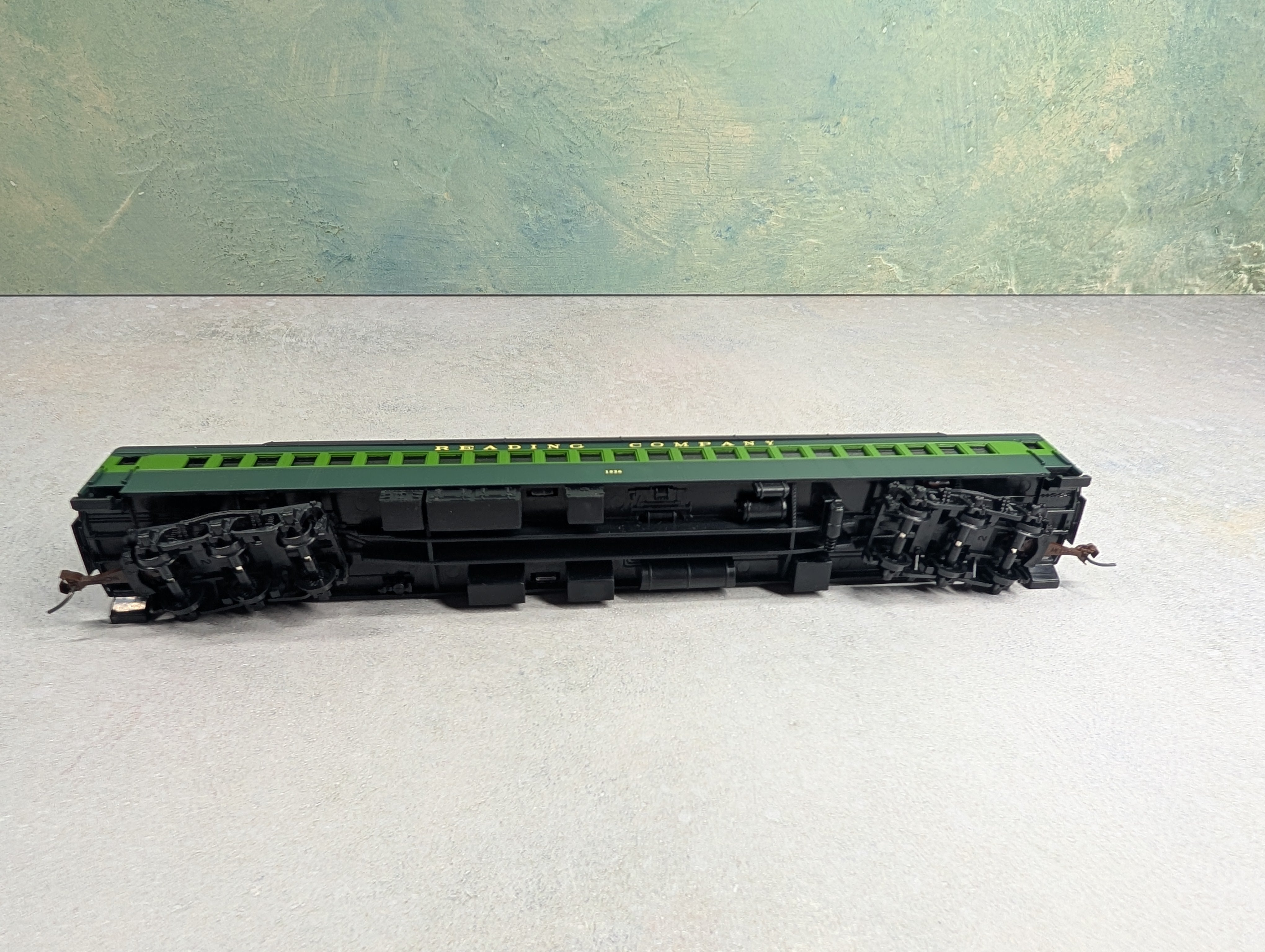 USED IHC 49571 HO Scale Coach Heavyweight Passenger Car Reading #1526 w/ Interiors