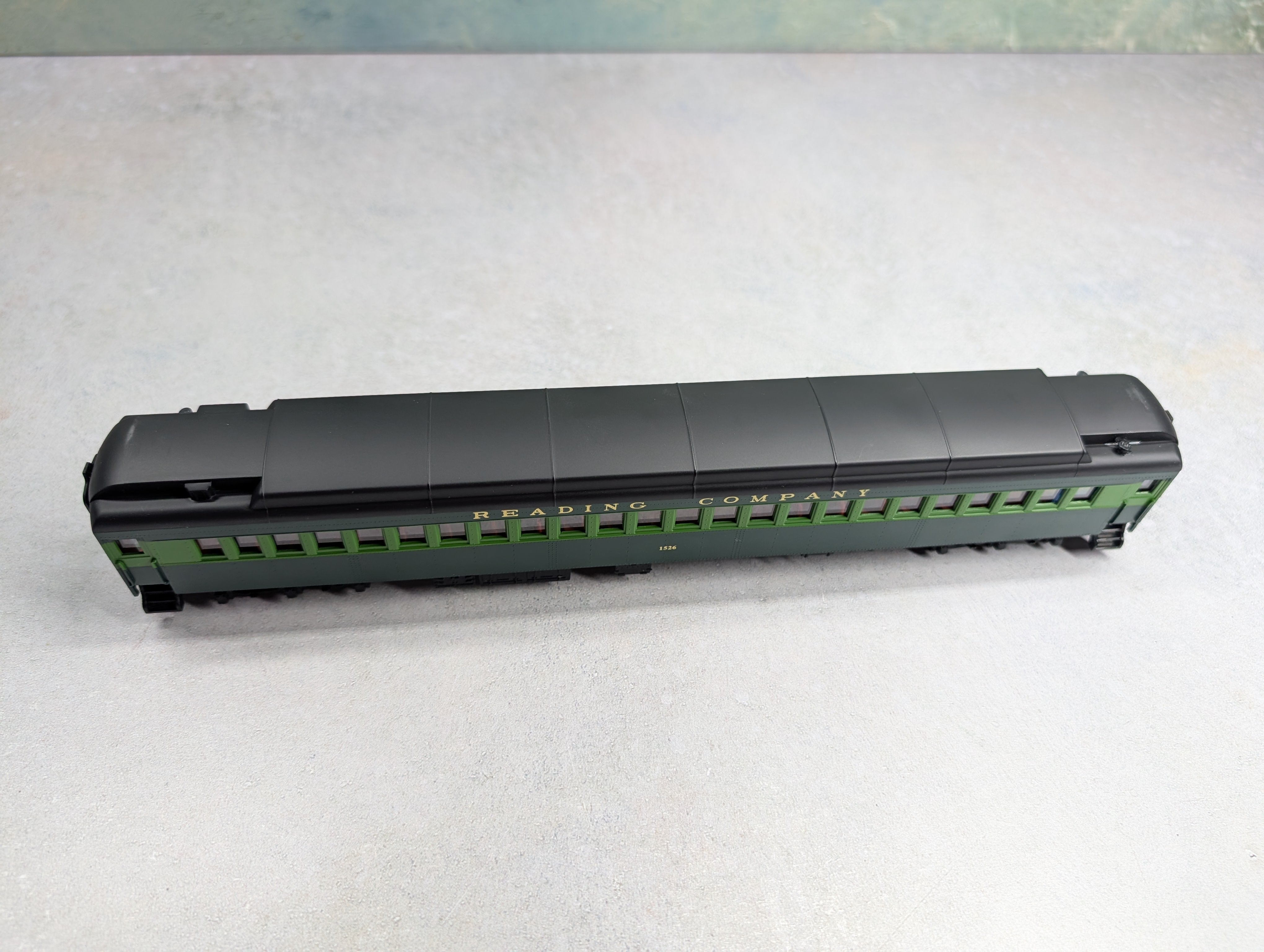USED IHC 49571 HO Scale Coach Heavyweight Passenger Car Reading #1526 w/ Interiors