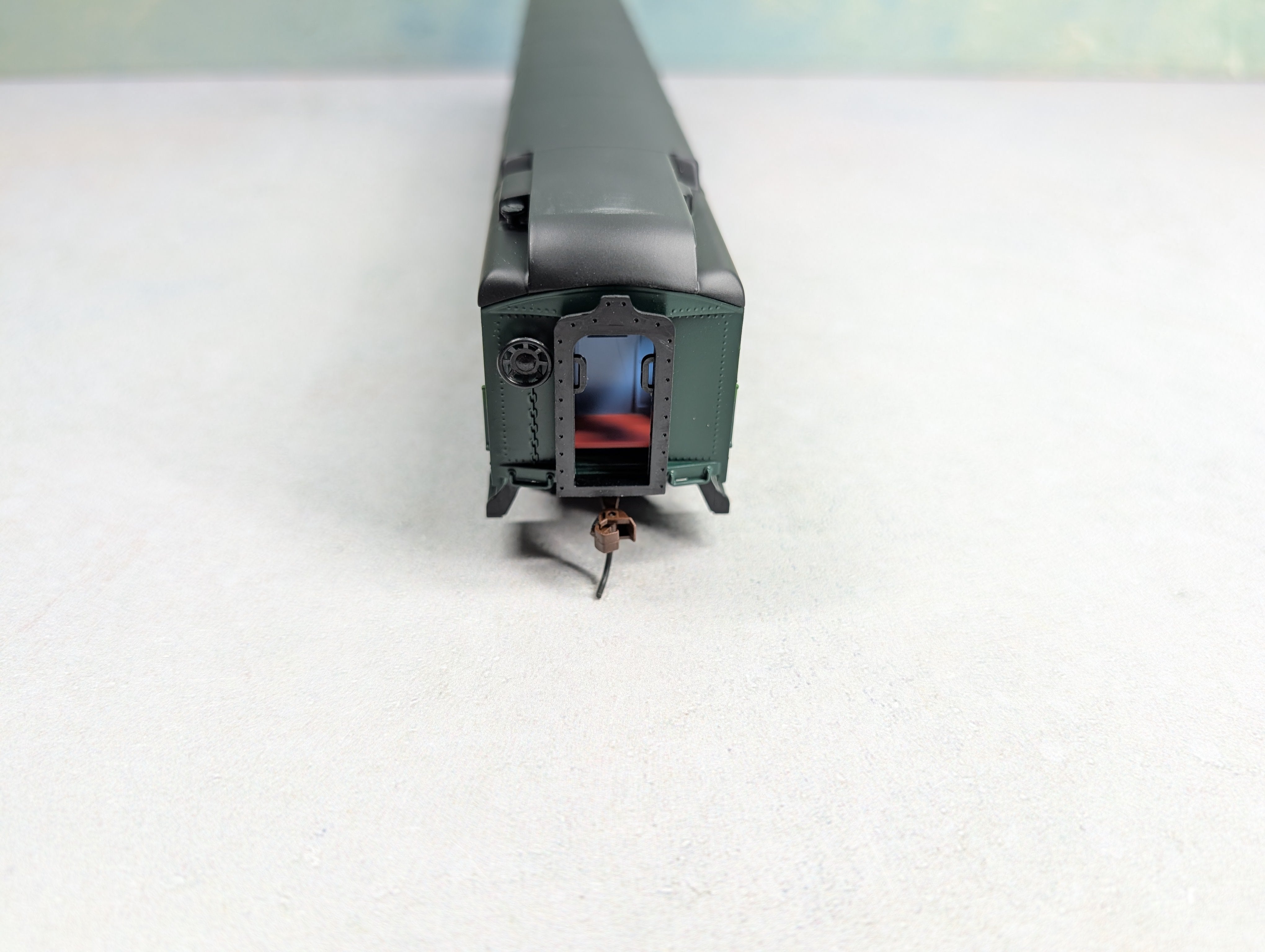 USED IHC 49571 HO Scale Coach Heavyweight Passenger Car Reading #1526 w/ Interiors