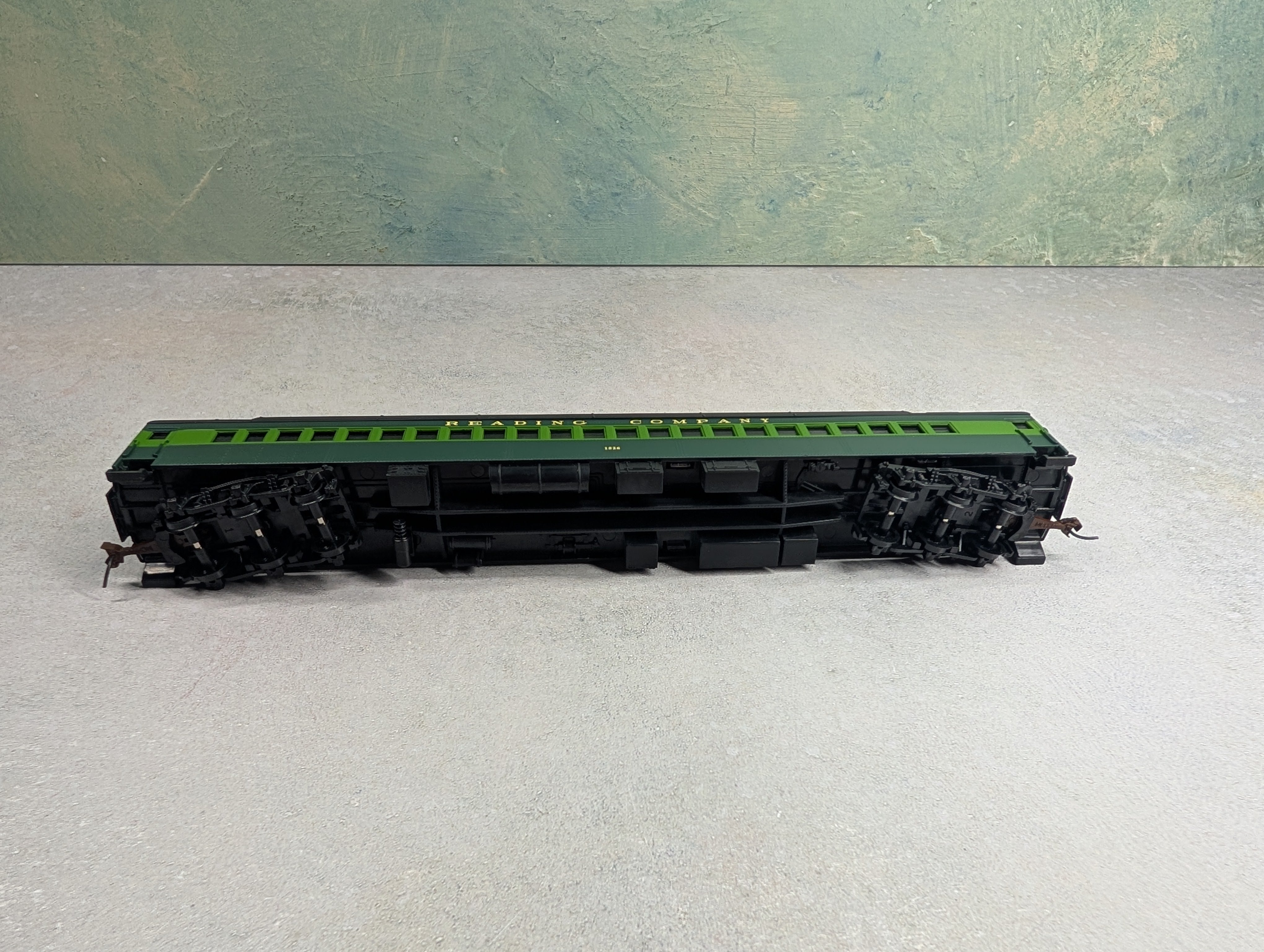 USED IHC 49571 HO Scale Coach Heavyweight Passenger Car Reading #1526 w/ Interiors